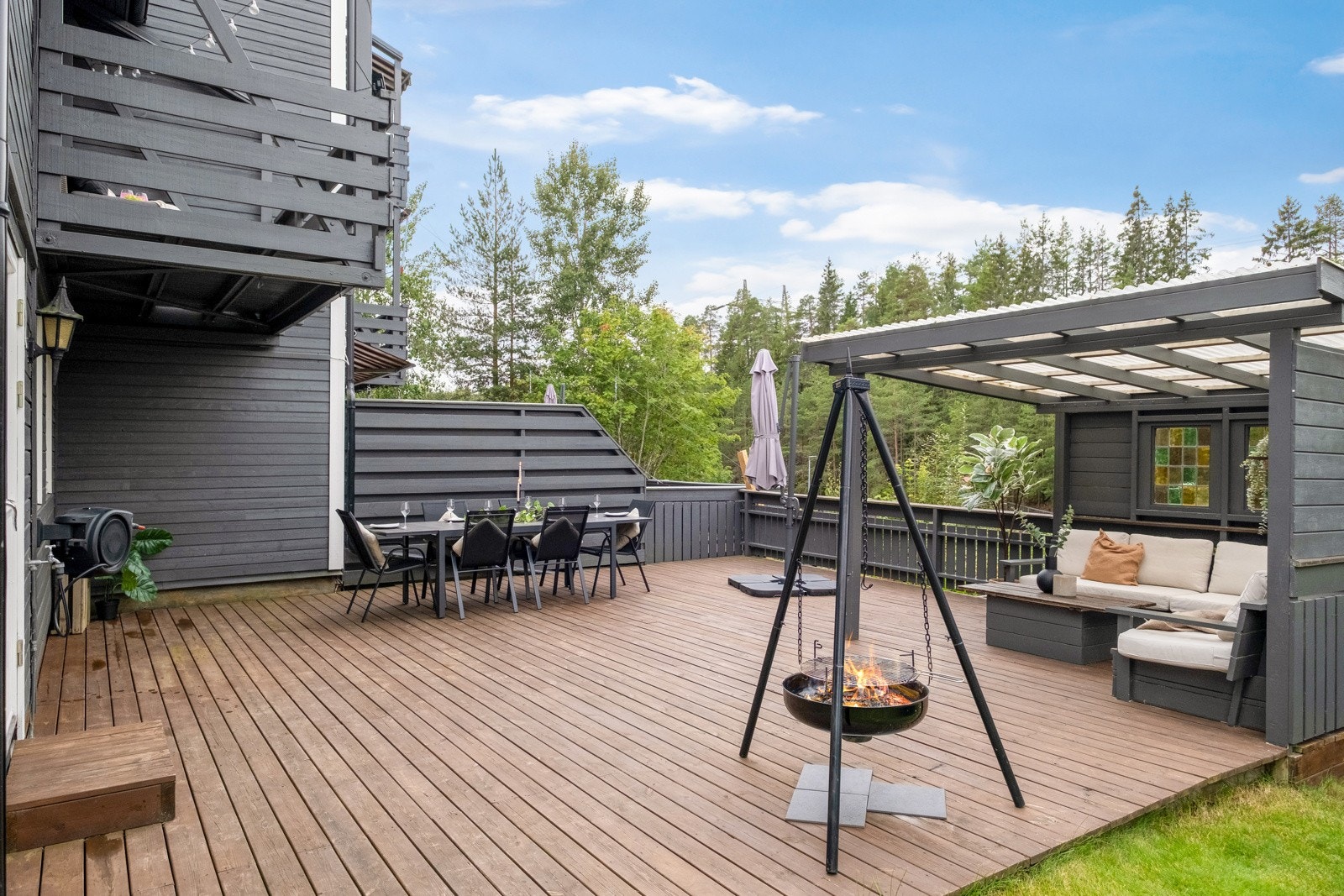 Romslig terrasse på baksiden av huset. Denne måler over 40 m² Galleribilde