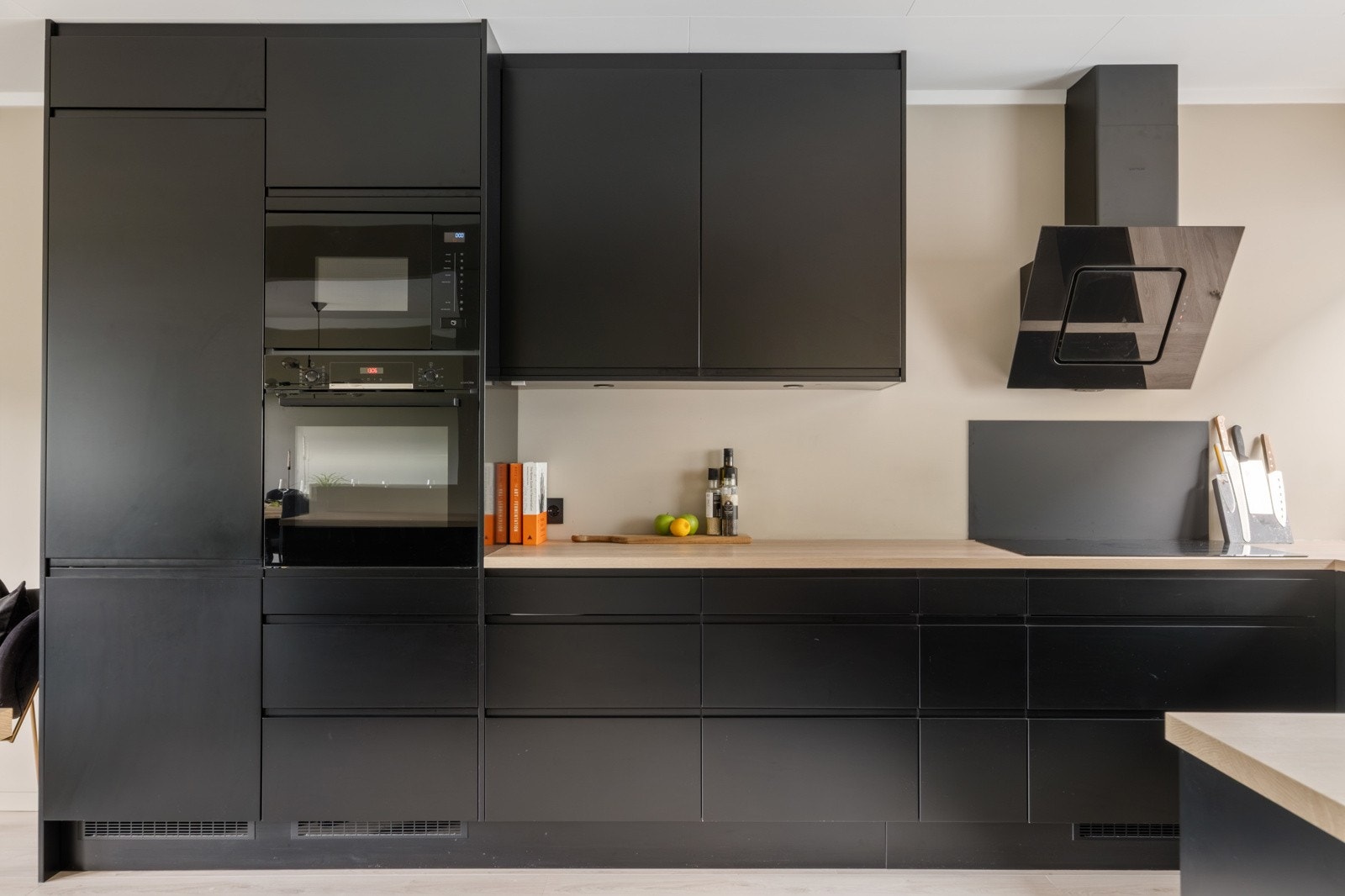 Det er ventilator over koketopp og komfyr plassert i praktisk høyde sammen med mikro. Galleribilde