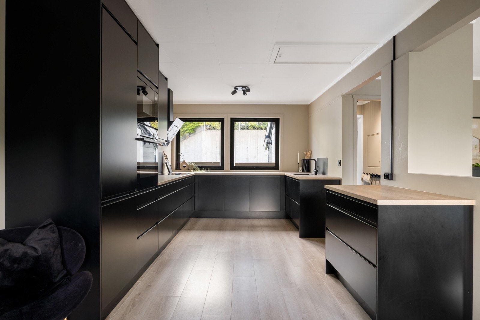 Det er valgt mørke fronter som gir kjøkkenet et moderne og eksklusivt preg. Galleribilde