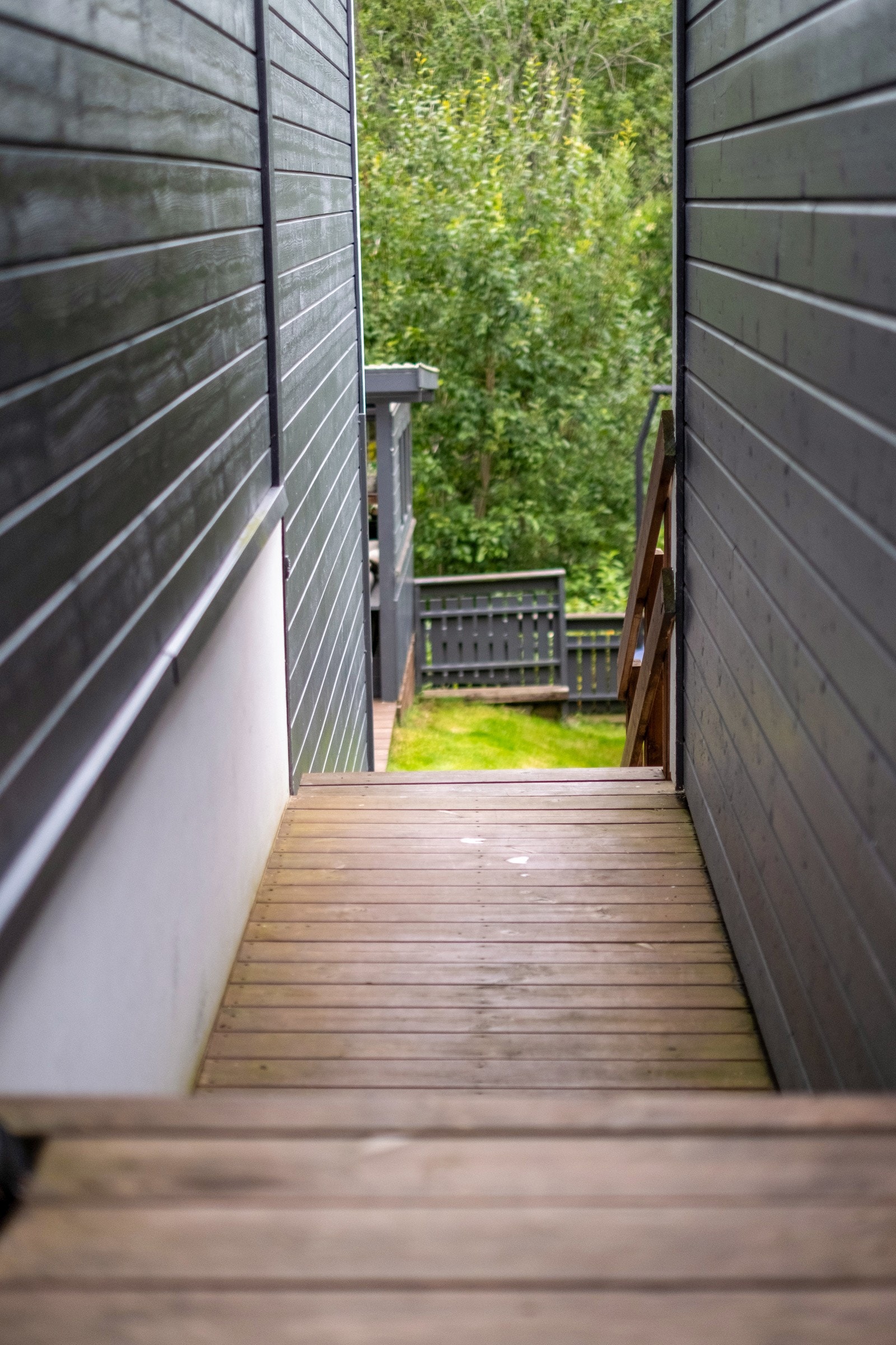 Trapp ned til bakhagen mellom bod og rekkehus. Galleribilde