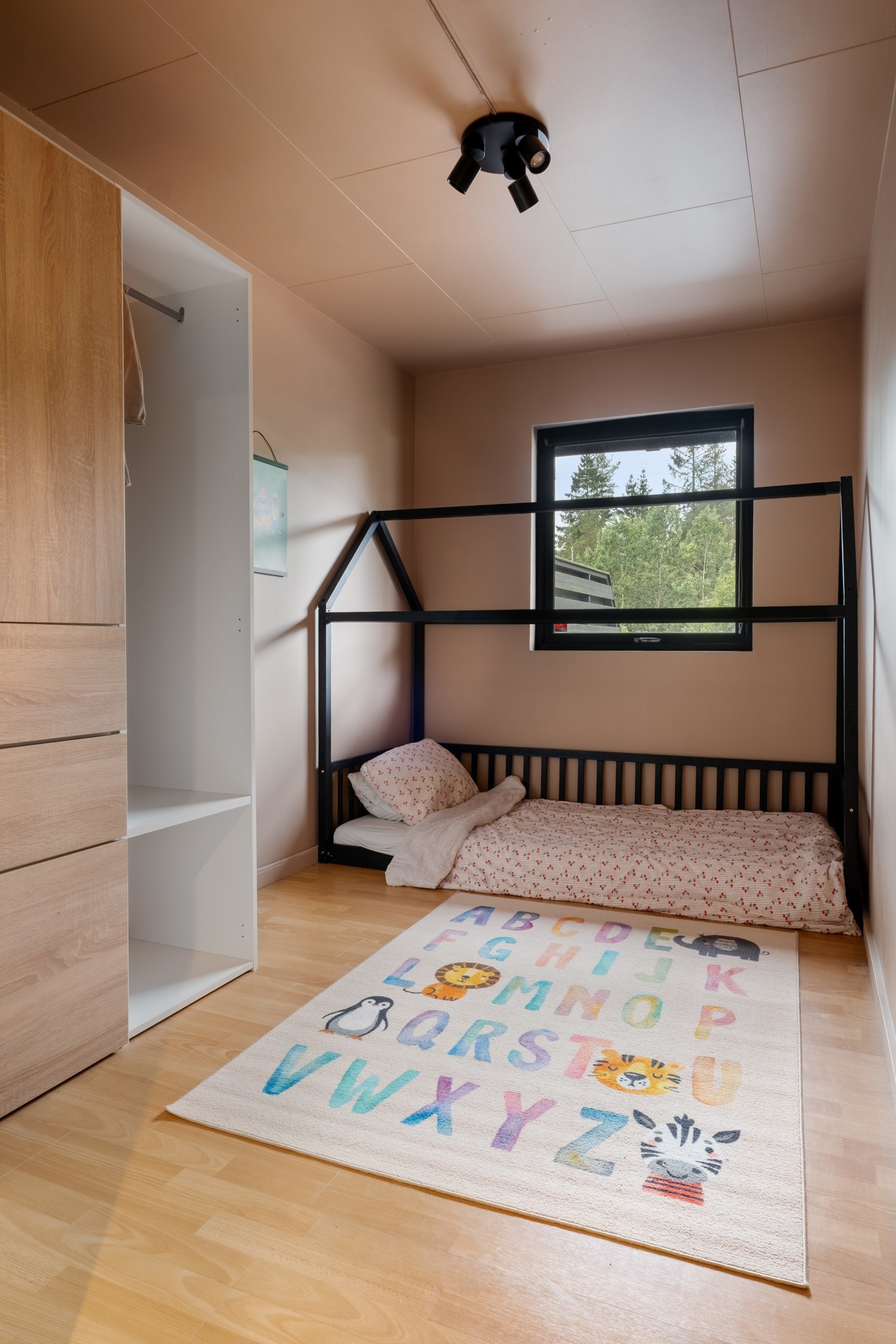 Rommet er utstyrt med garderobe. Galleribilde