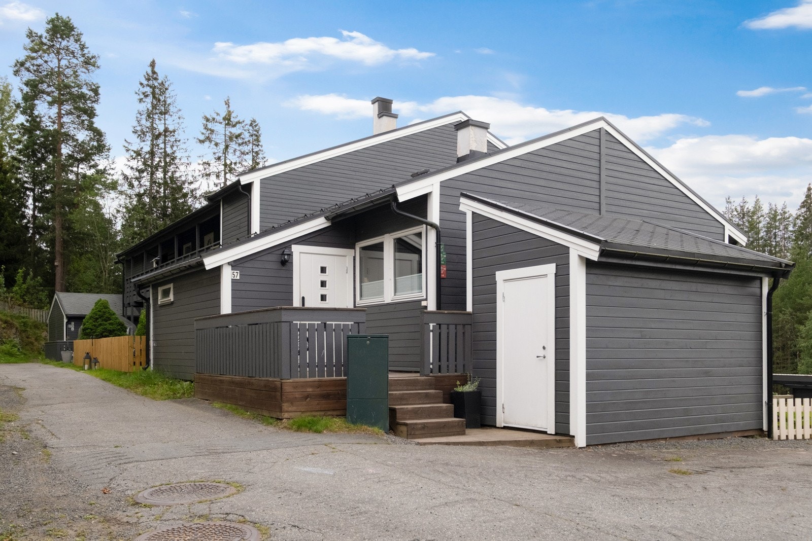 Inngangen med utendørs bod. Galleribilde