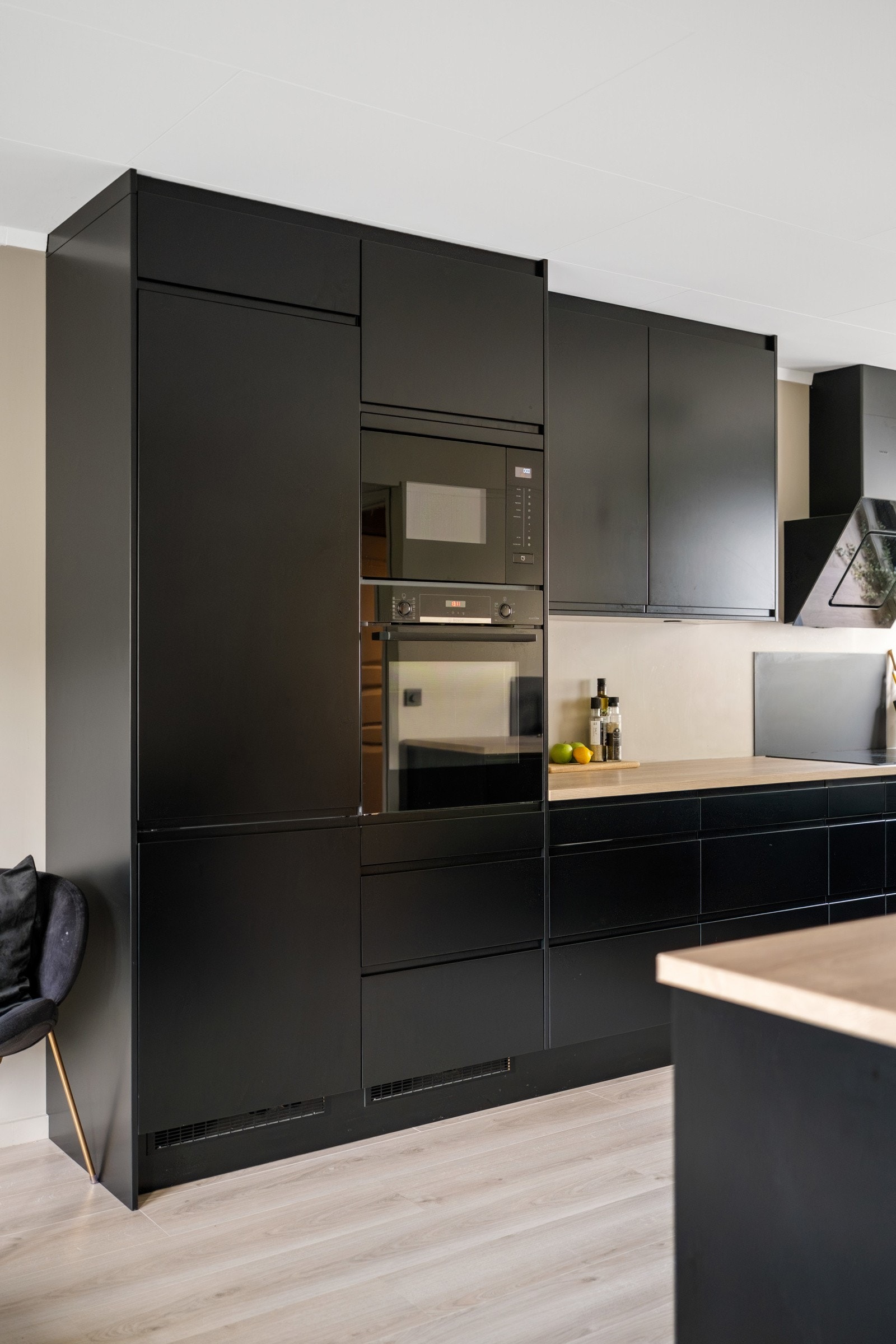 Her er plassen godt utnyttet med mye skap- og benkplass. Galleribilde