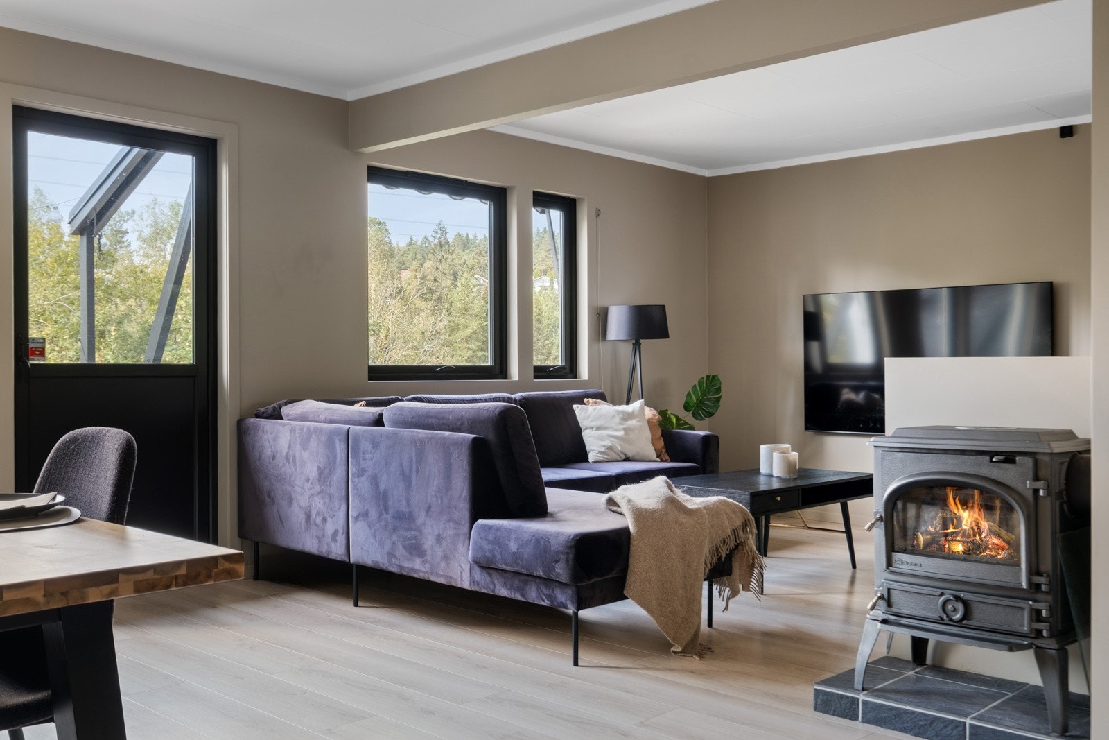 Koselig sofakrok med peis. Galleribilde