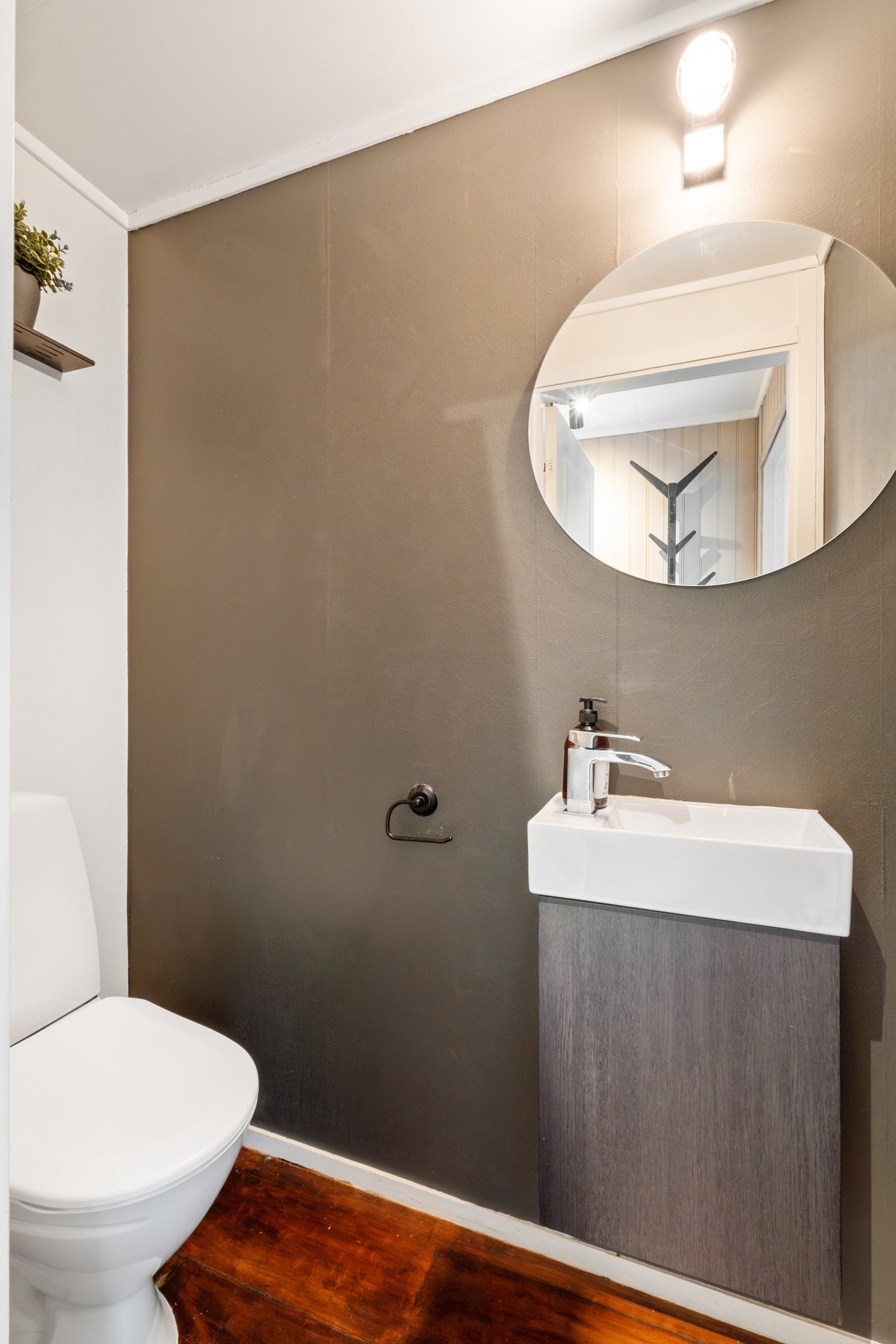 Separat WC med adkomst fra entréen. Galleribilde