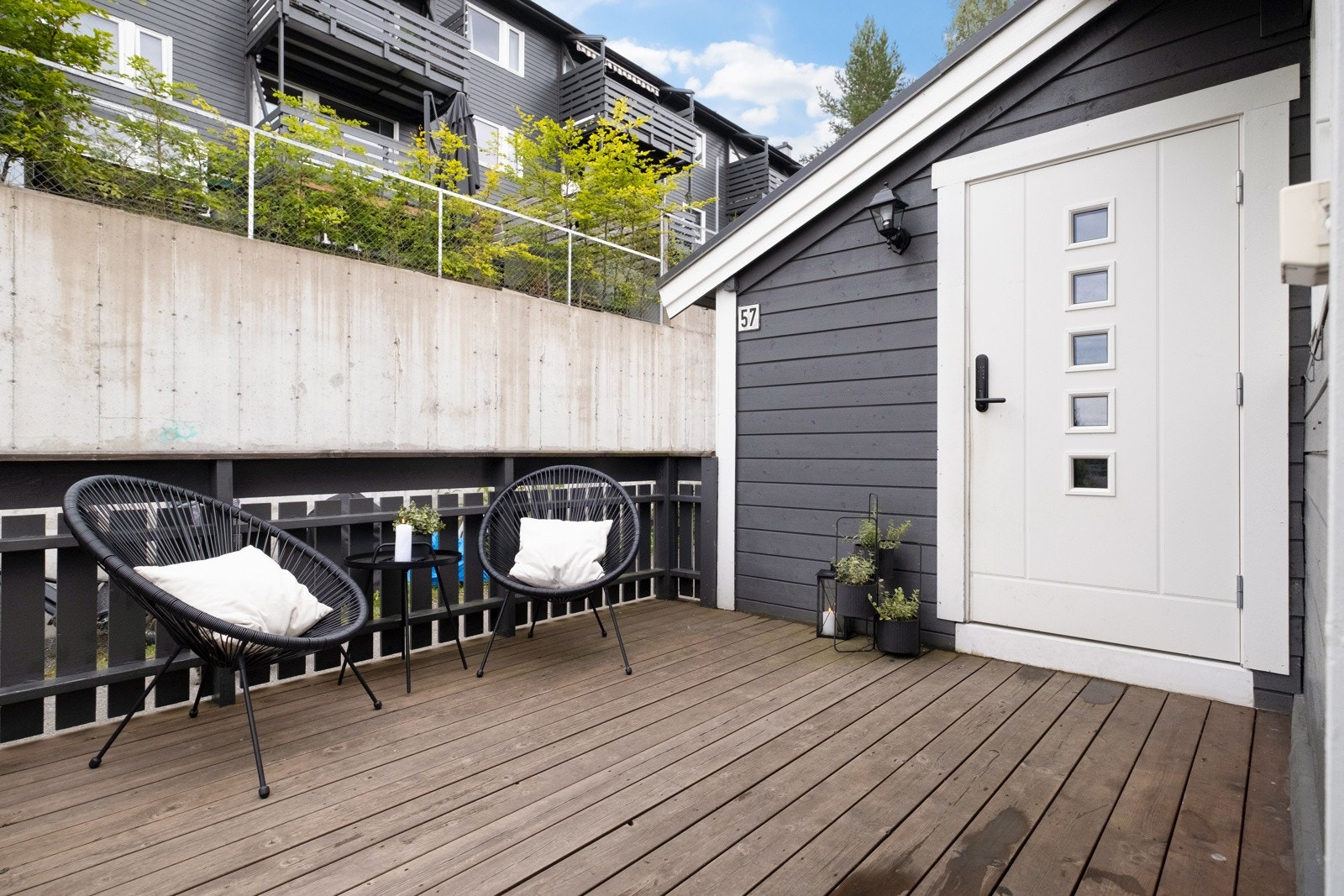 Inngangspartiet med plass til kafébord. Galleribilde