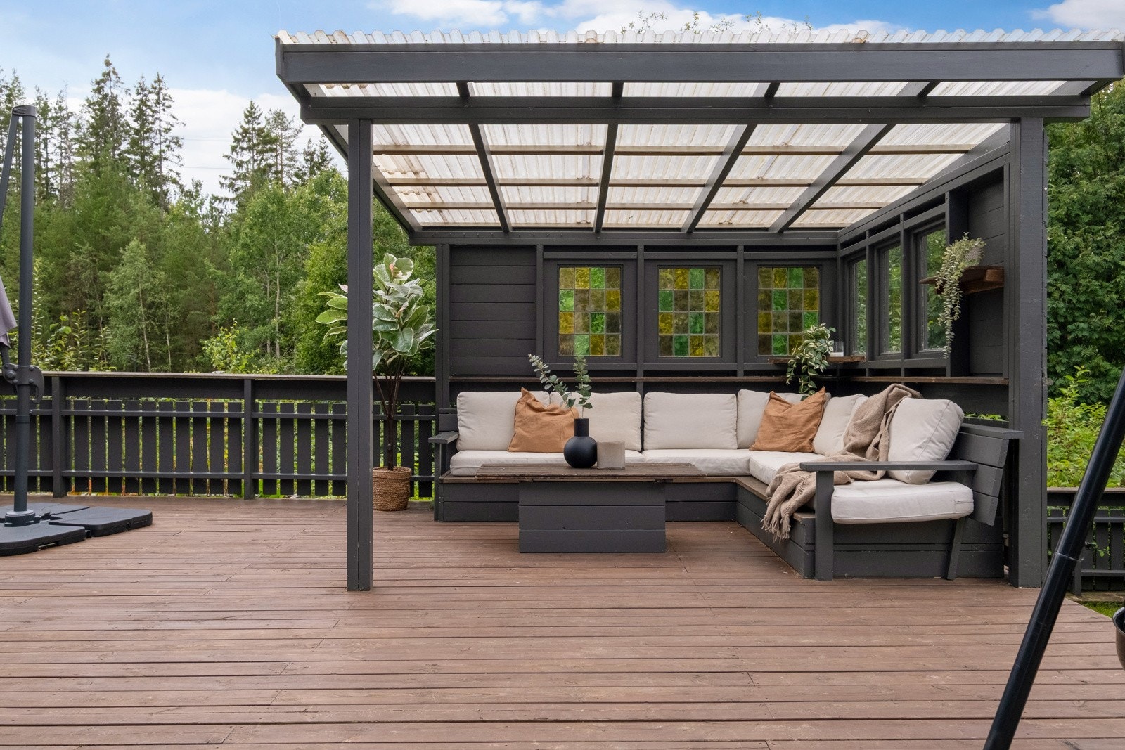 Lun pergola på baksiden av huset. Galleribilde