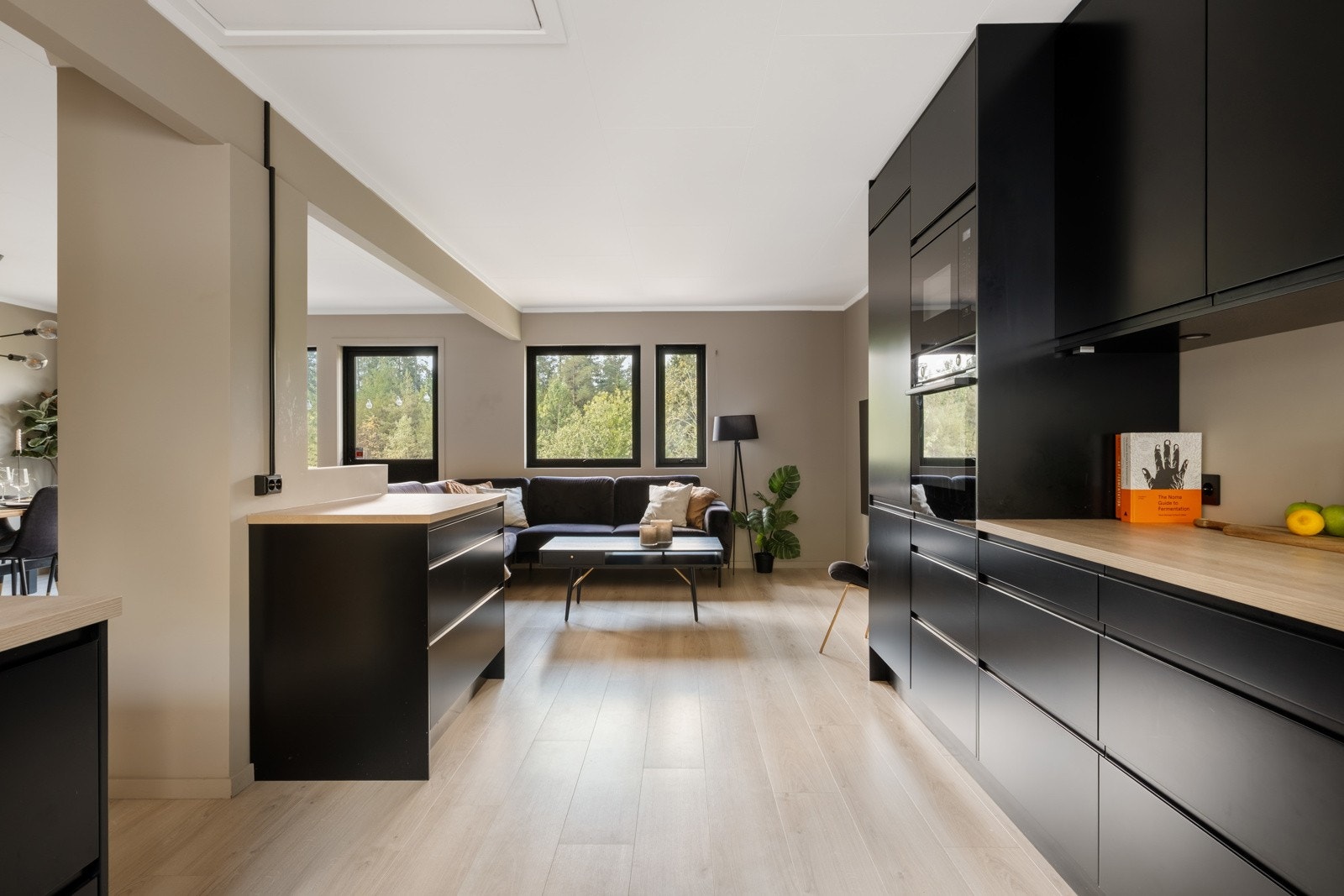 Lekkert kjøkken fra 2023. Tidsriktig og moderne med integrerte hvitevarer. Galleribilde