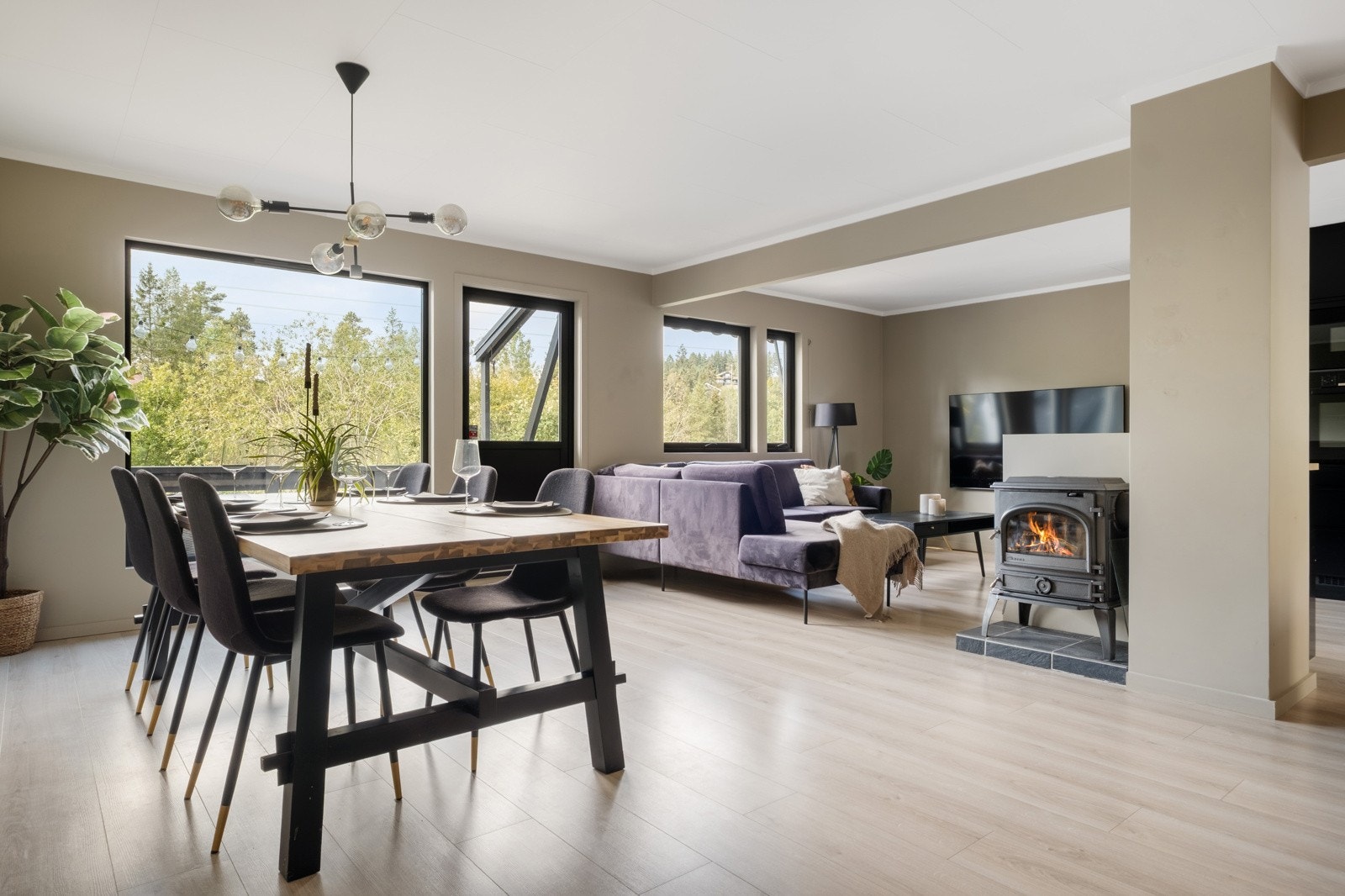 Oppfyll rekkehusdrømmen på Vallerud! Her har du et oppgradert rekkehus du kan flytte rett inn i. Galleribilde