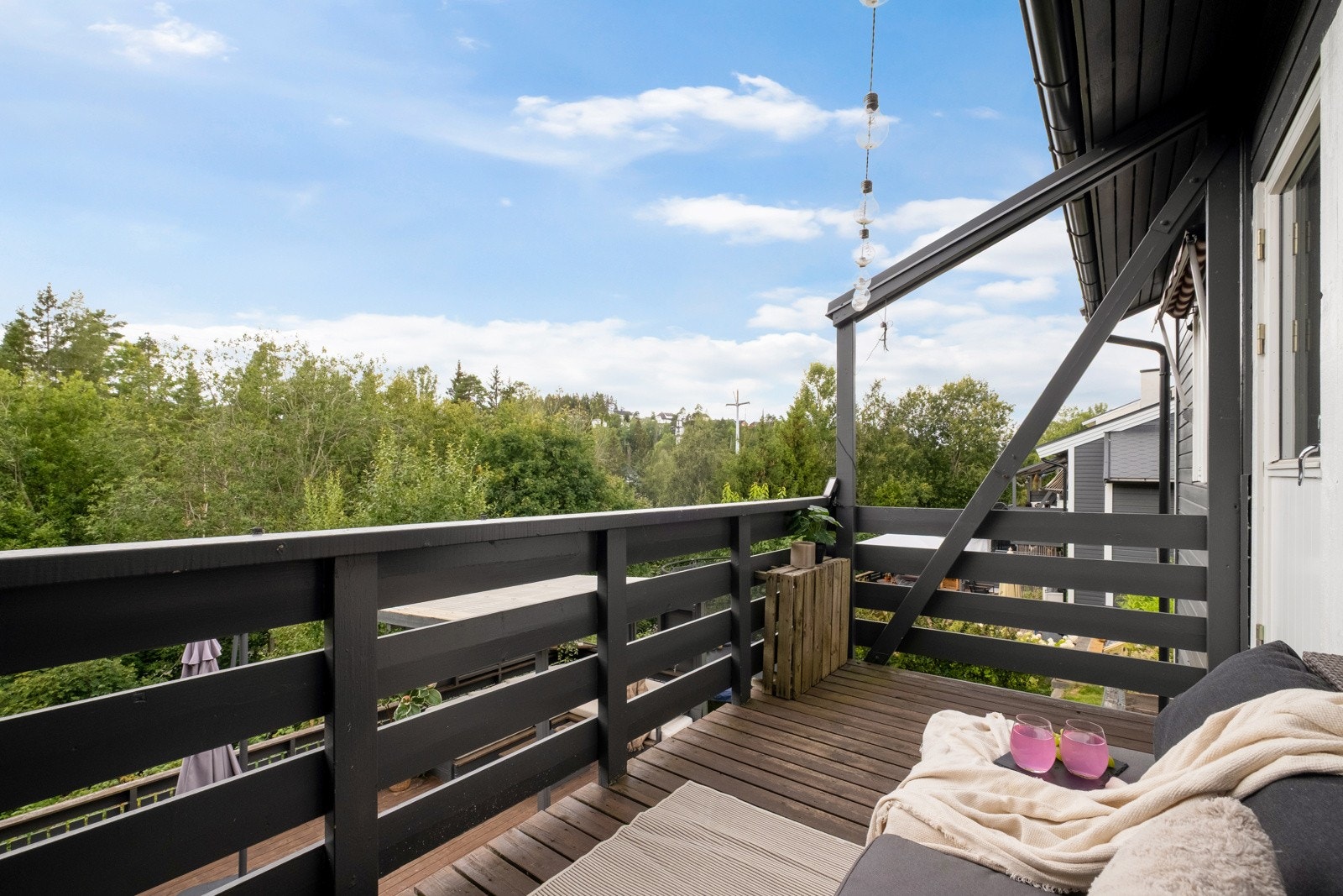 Luftig balkong med frodige omgivelser på sommerstid. Galleribilde