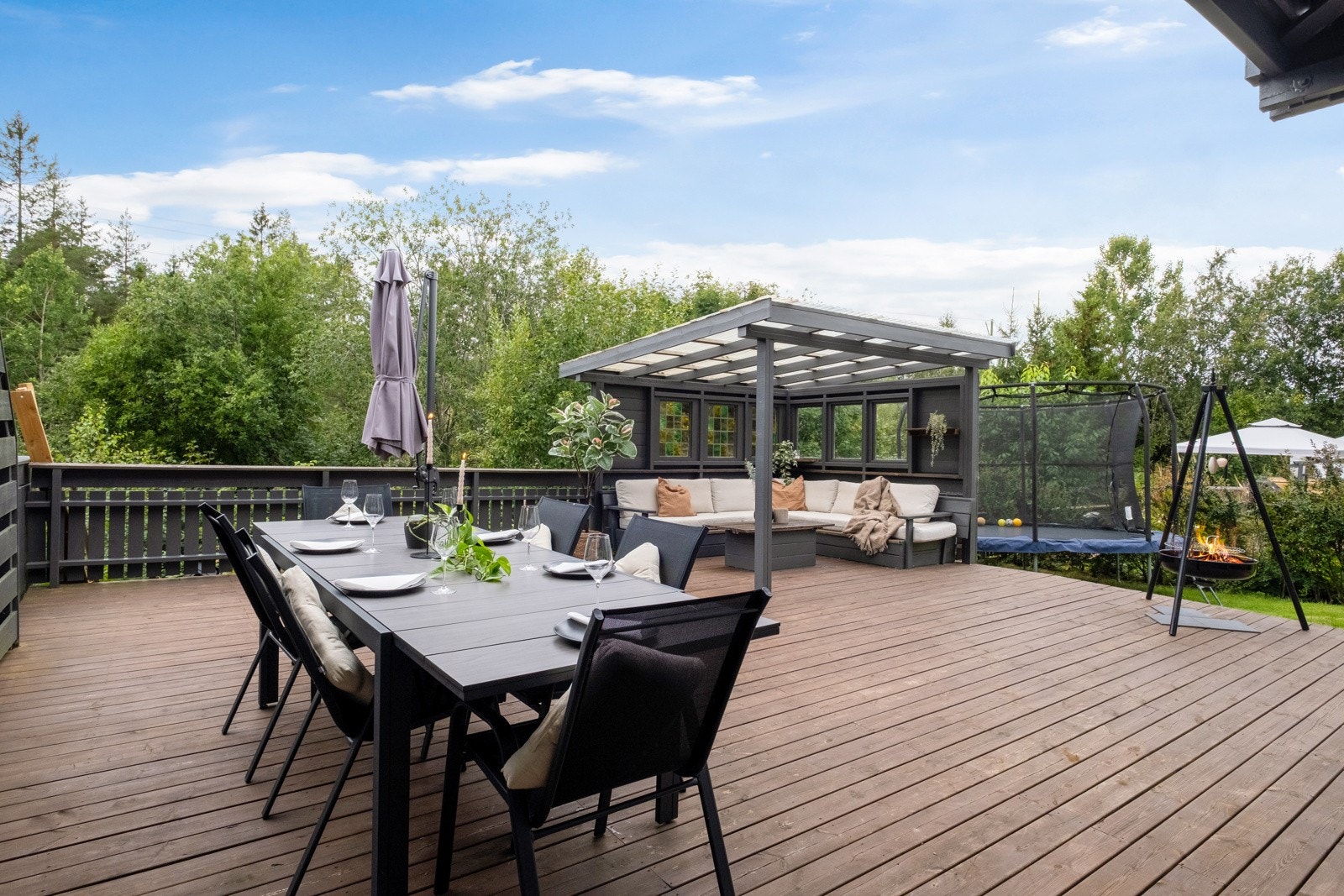 Uteplassen kan nytes usjenert. Galleribilde