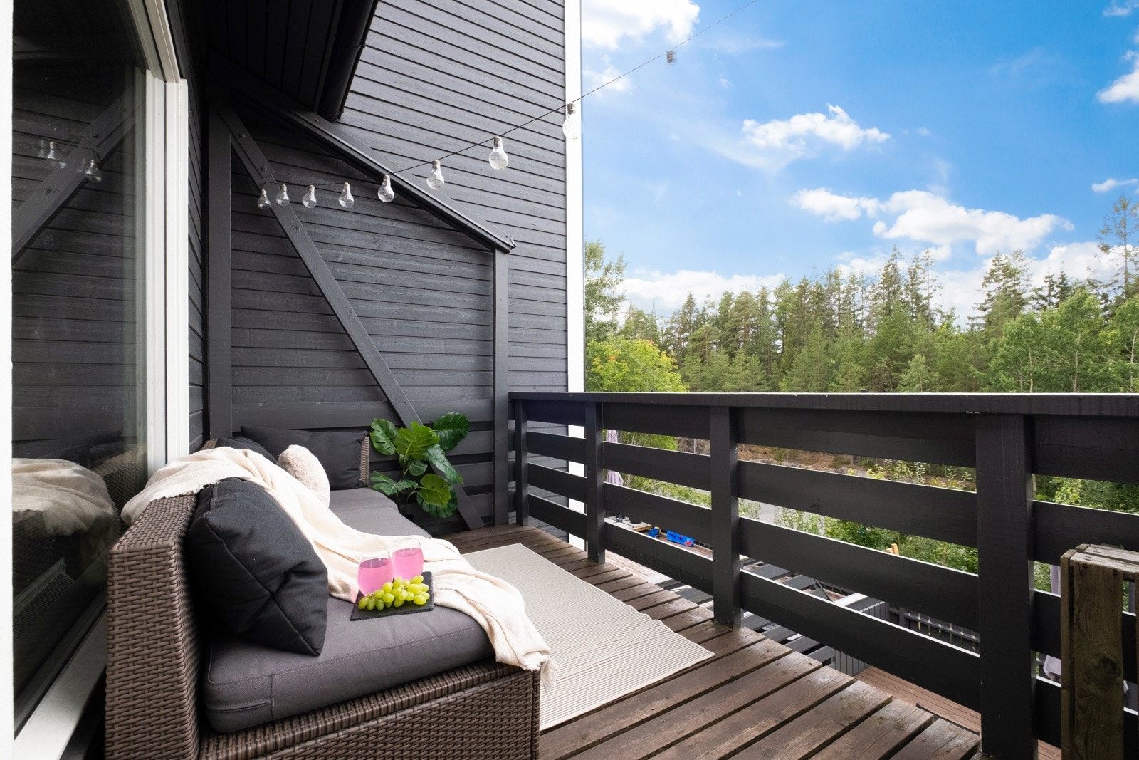 Koselig uteplass fra stue. Galleribilde