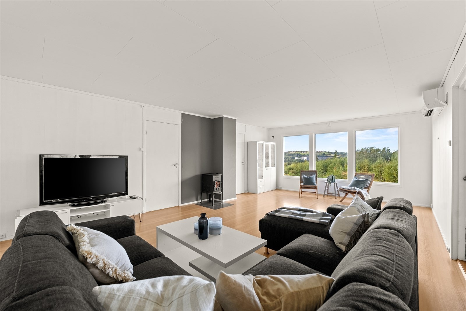 Stuen er ett romslig rom med fin plass til møblering. Rommet har store vindusoverflater som slipper inn dagslys, i tillegg til en flott utsikt over skog og mark. Galleribilde