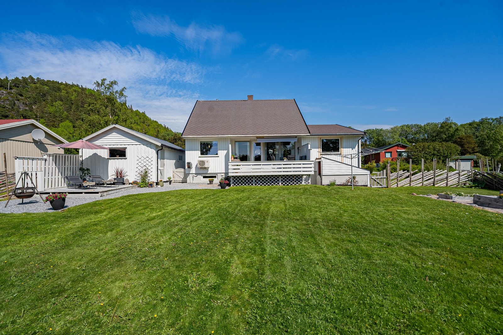 Stor tomt på over 1 mål. Meget pent opparbeidet. Galleribilde