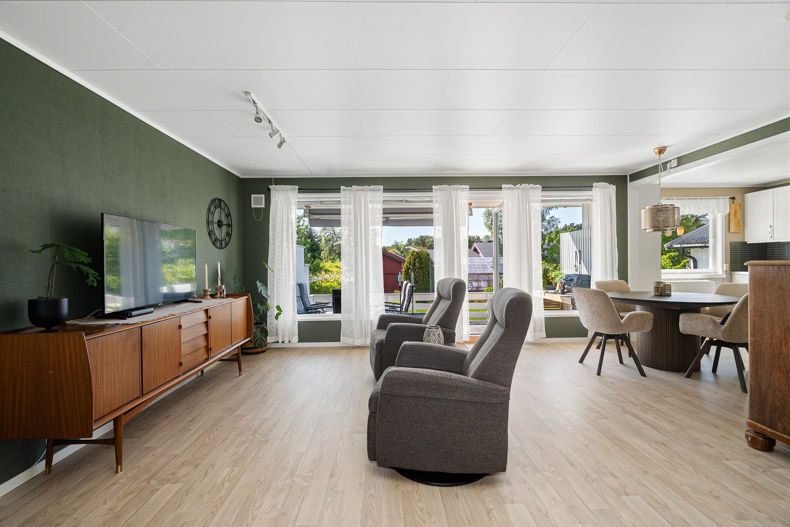 Stue. Store vindusflater gir godt med naturlig lys inn i rommet. Galleribilde