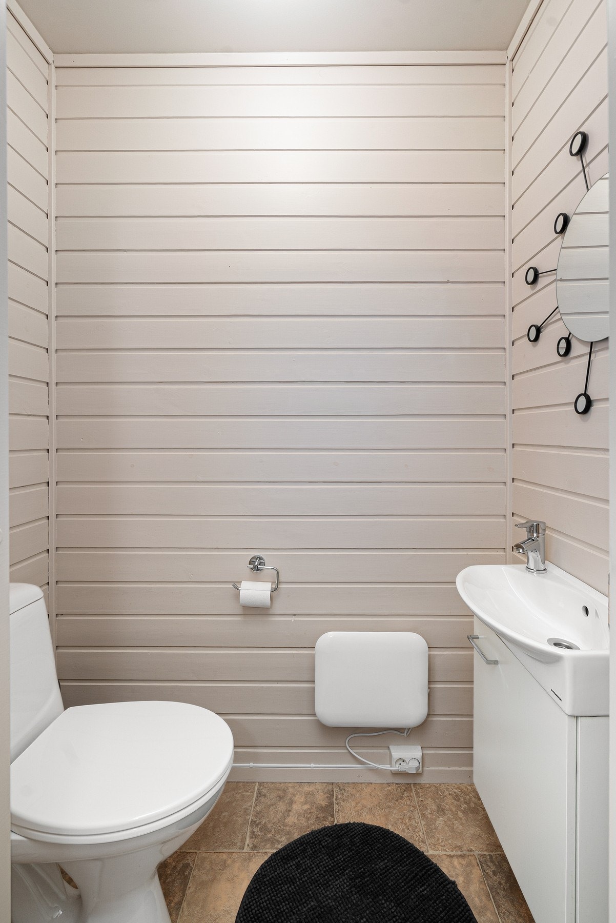 Separat WC i gang. Praktisk plassering både for gjester og barna når de er ute og leker. Galleribilde