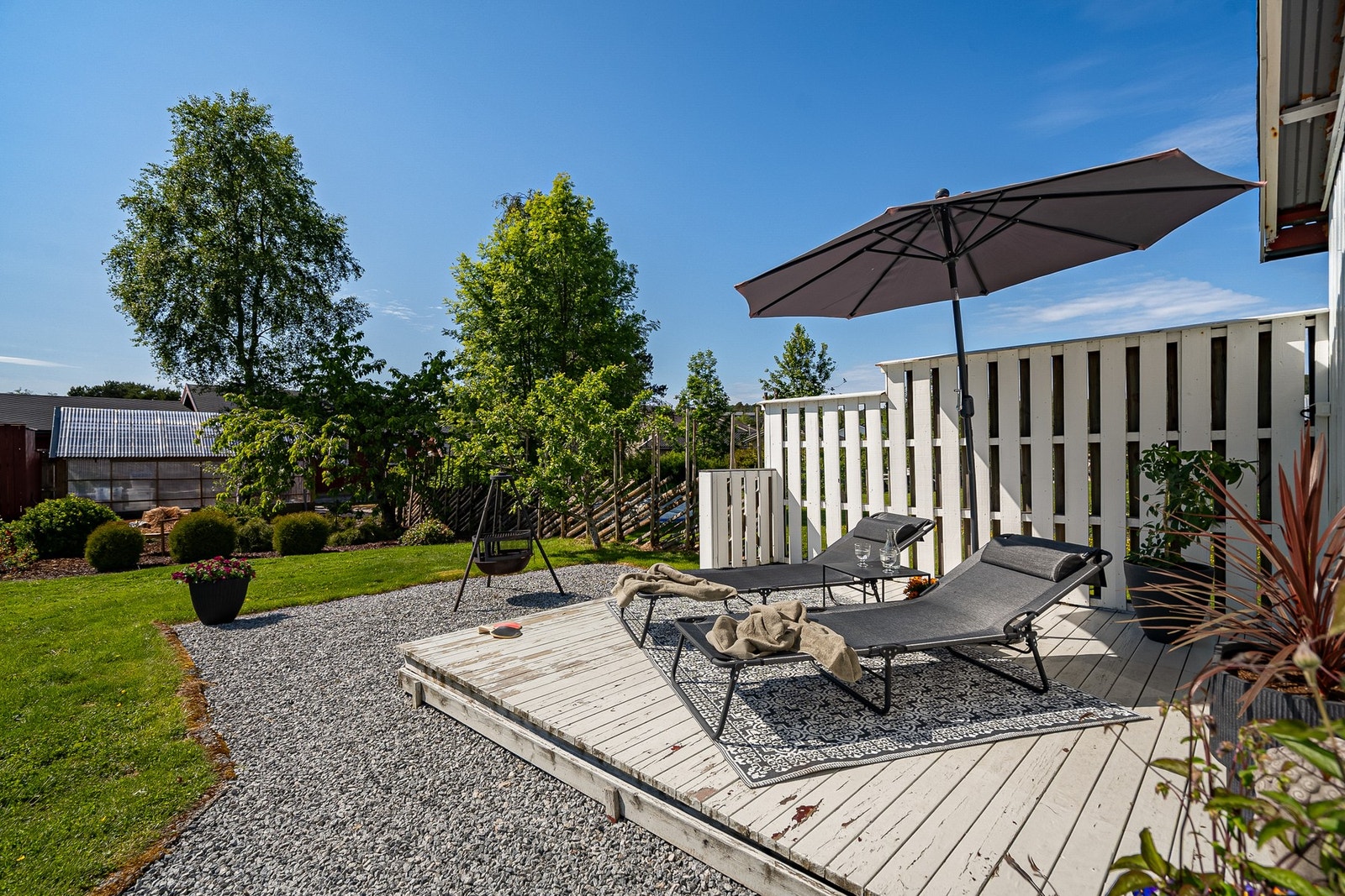 Terrasse/platting ved garasje. Her kan man ligge i fred og ro uten innsyn fra naboene. Galleribilde