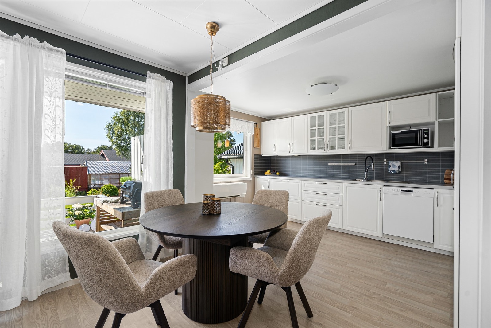 Spisestue med åpen løsning mot kjøkken. Galleribilde