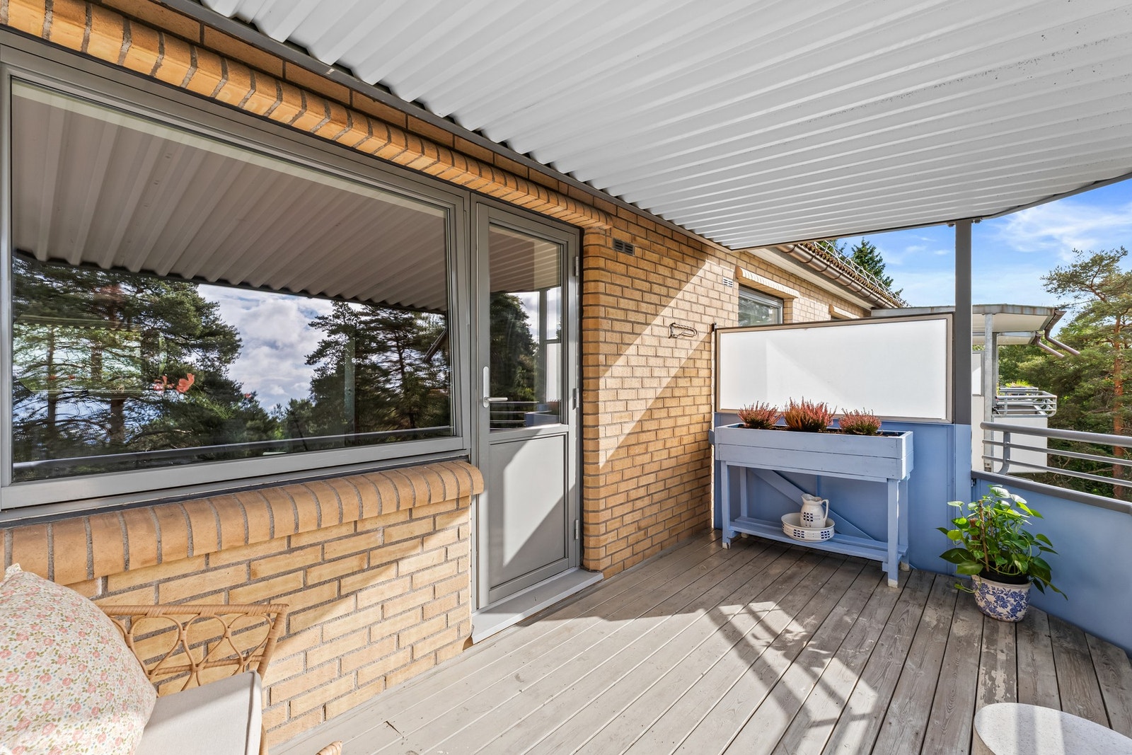 Balkongen er målt til ca. 10 m² og oppleves som romslig Galleribilde