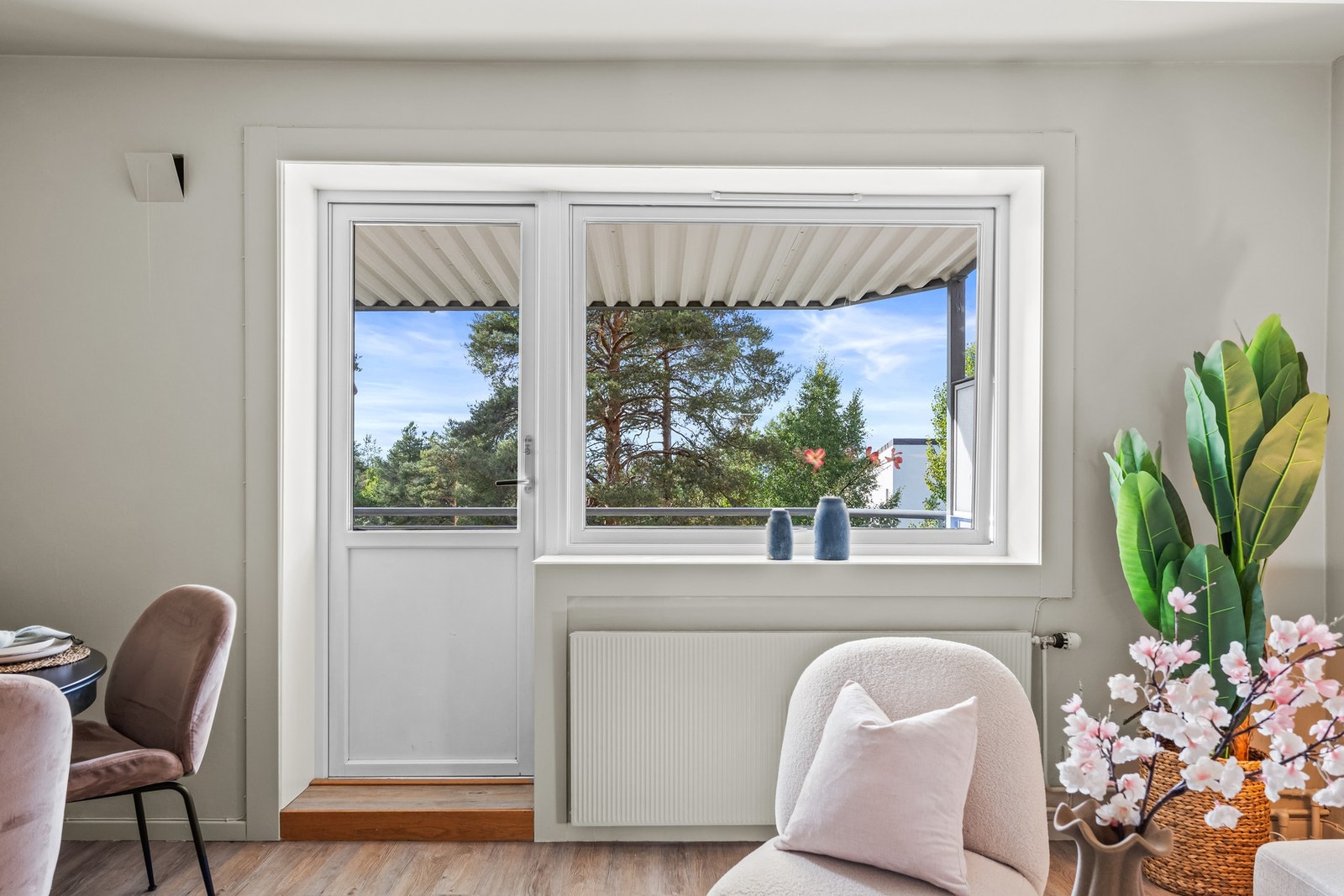 Fra stuen er det utgang til balkongen. En fin romforlengelse av stuen. Galleribilde