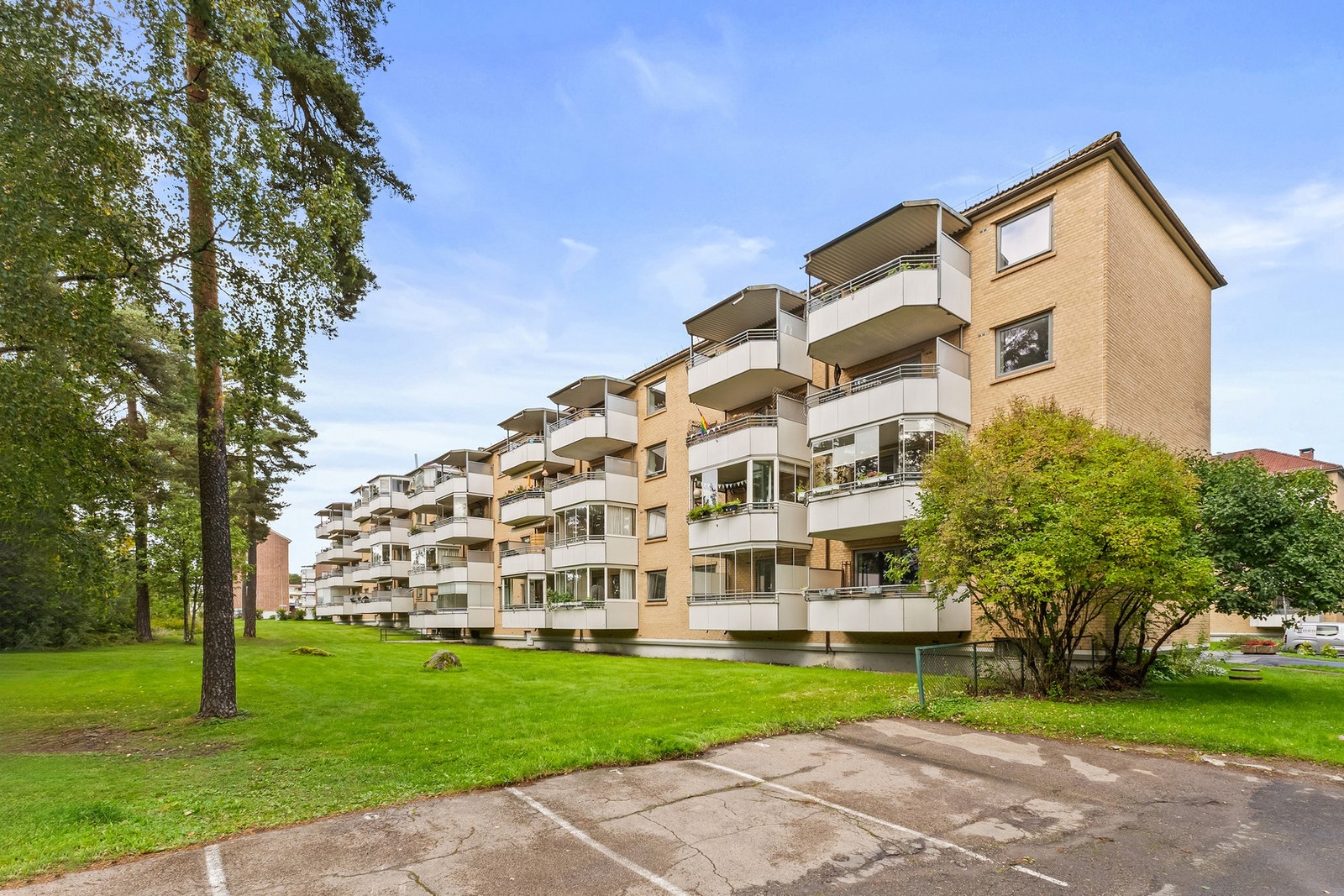 Det er muligheter for leie av p-plass og garasje via borettslaget etter venteliste. Borettslaget har 125 parkeringsplasser og 33 garasjer som leies ut etter venteliste. Galleribilde