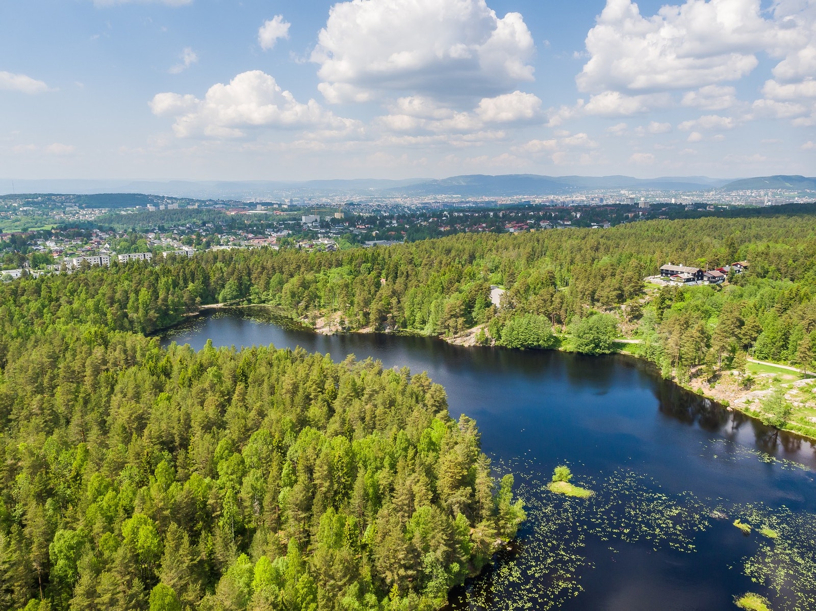 Like i nærheten finner man Ulsrudvann, som for mange er kjent som et av Oslos varmeste badevann. Galleribilde