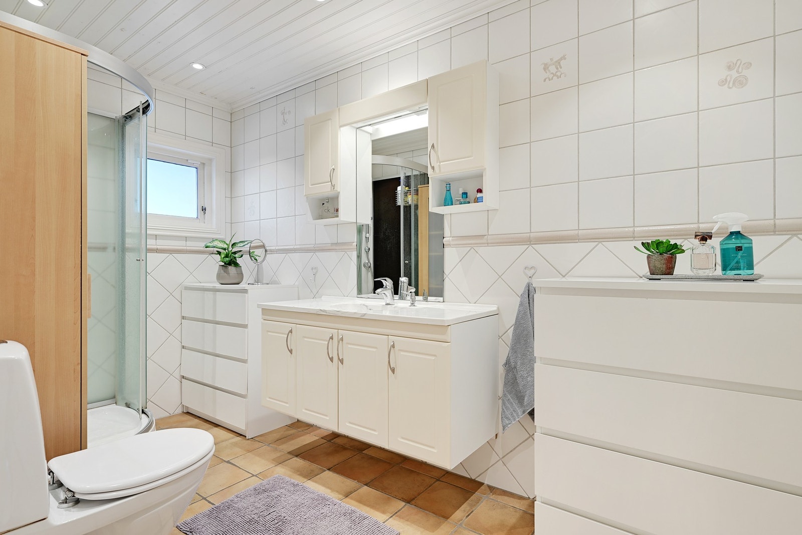 Det store badet har mye plass. Nye spotter i taket og ny avtrekksvifte fra 2021. Galleribilde