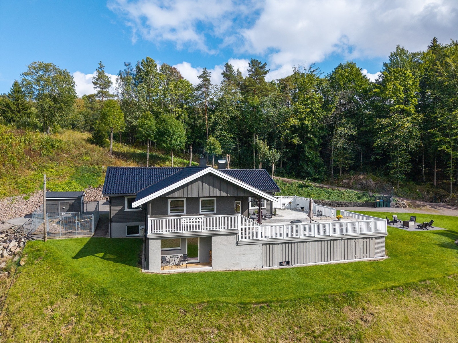 Det er masse lagringsplass under verandaen. Galleribilde