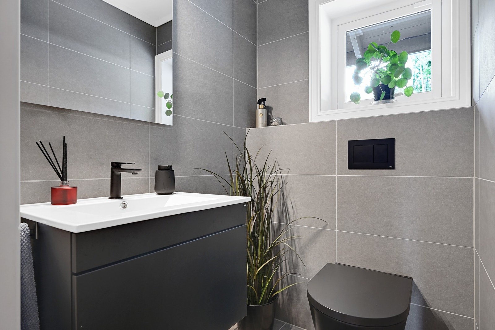 Praktisk og separat toalettrom også pusset opp i 2021. Toalettrommet inneholder servant, speil og veggmontert wc. Her er det gulvvarme og vifte. Galleribilde