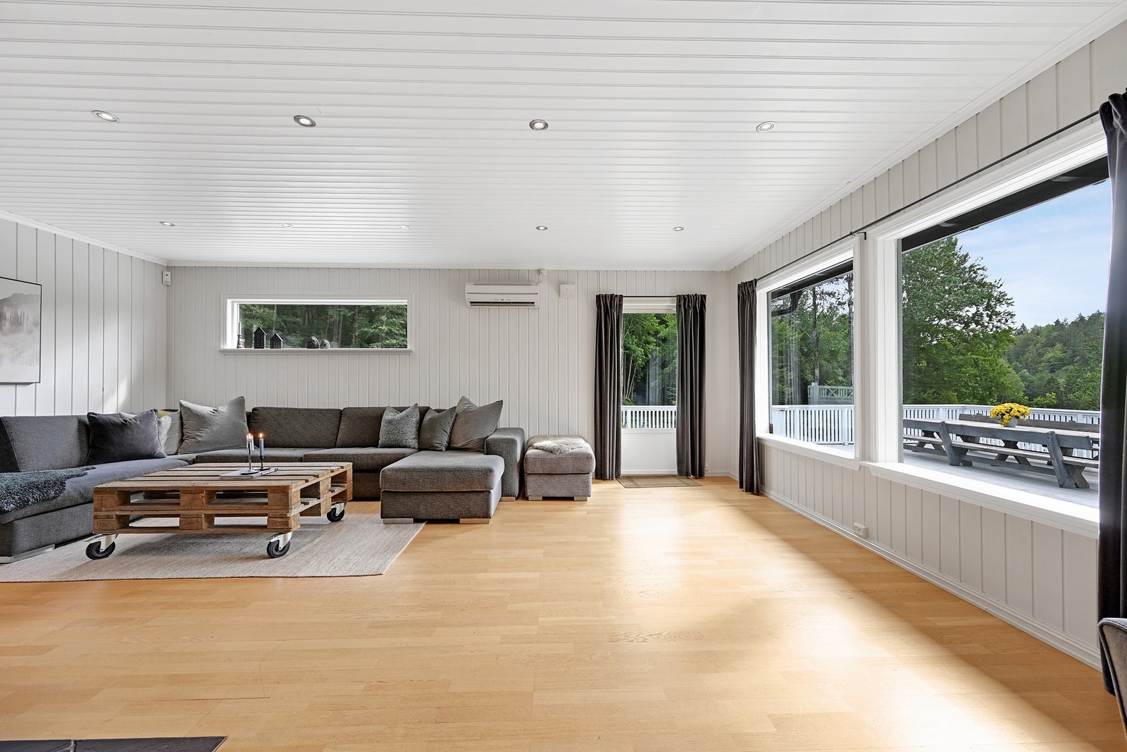 Det er god plass for sofagruppe i stuen. Galleribilde