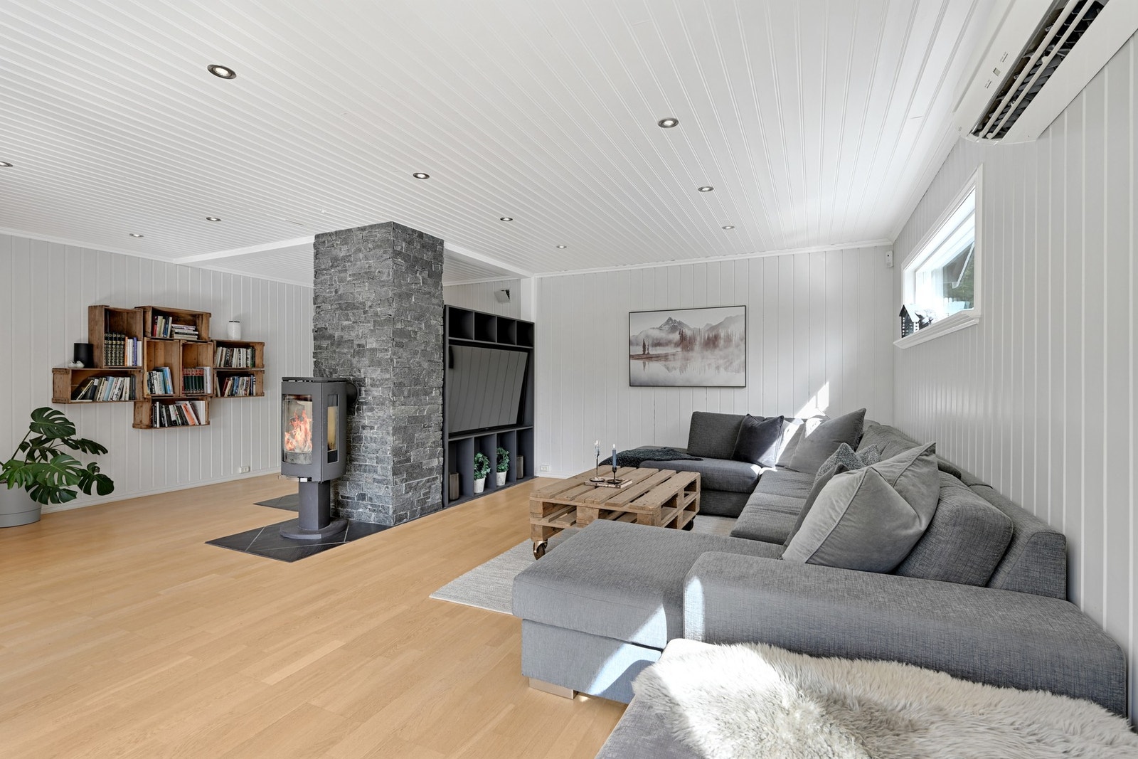 Møbelet som står bak pipen kan følge med. På den ene siden er det TV-vegg, på den andre siden er det laget kontor. Laget av en møbelsnekker. Galleribilde