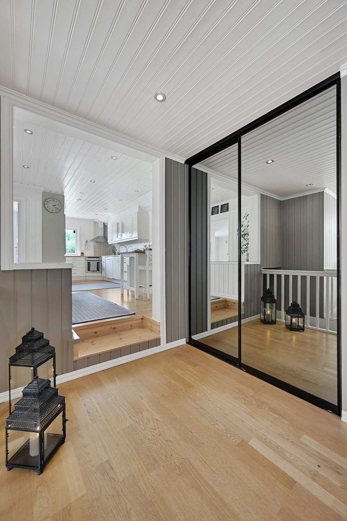 Hall med skyvedørsgarderobe - vi ser videre innover mot kjøkkenet i bakgrunn. Galleribilde