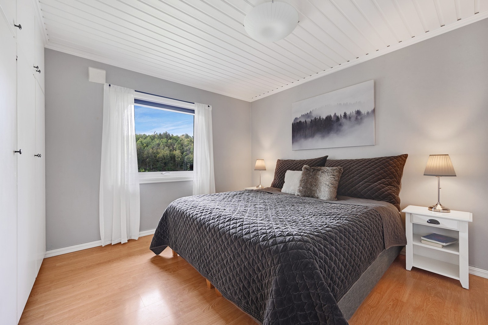 Hovedsoverommet. Her kan en våkne opp til fuglekvitter og skogsidyll. Galleribilde