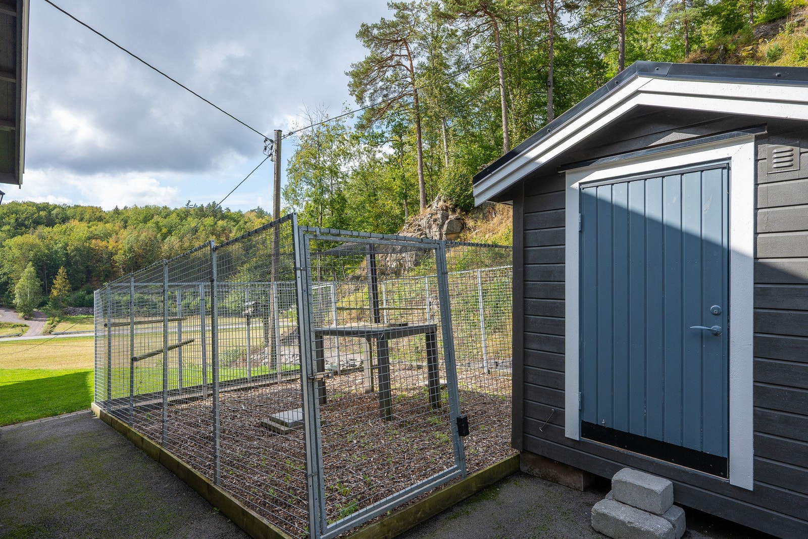 Her kan man ha høner, hunder, kaniner, påfugl mm. Den isolerte uteboden har blitt brukt som hønsehus tidligere, nå er det sykkelbod. Her er det også lagt opp strøm, slik at det er lys og stikkontakter der. Det er også to lykter på uteboden som lyser opp. Galleribilde