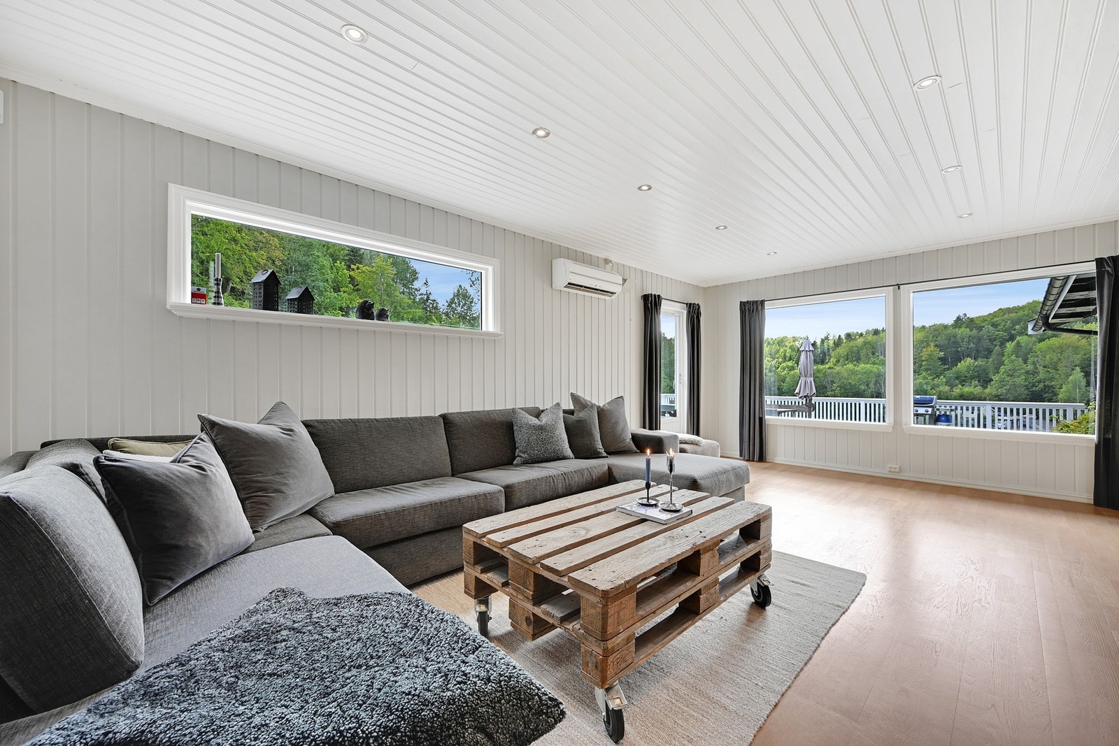 Boligens naturlige samlingspunkt er den lyse og romslige stuen med store vinduer. Galleribilde