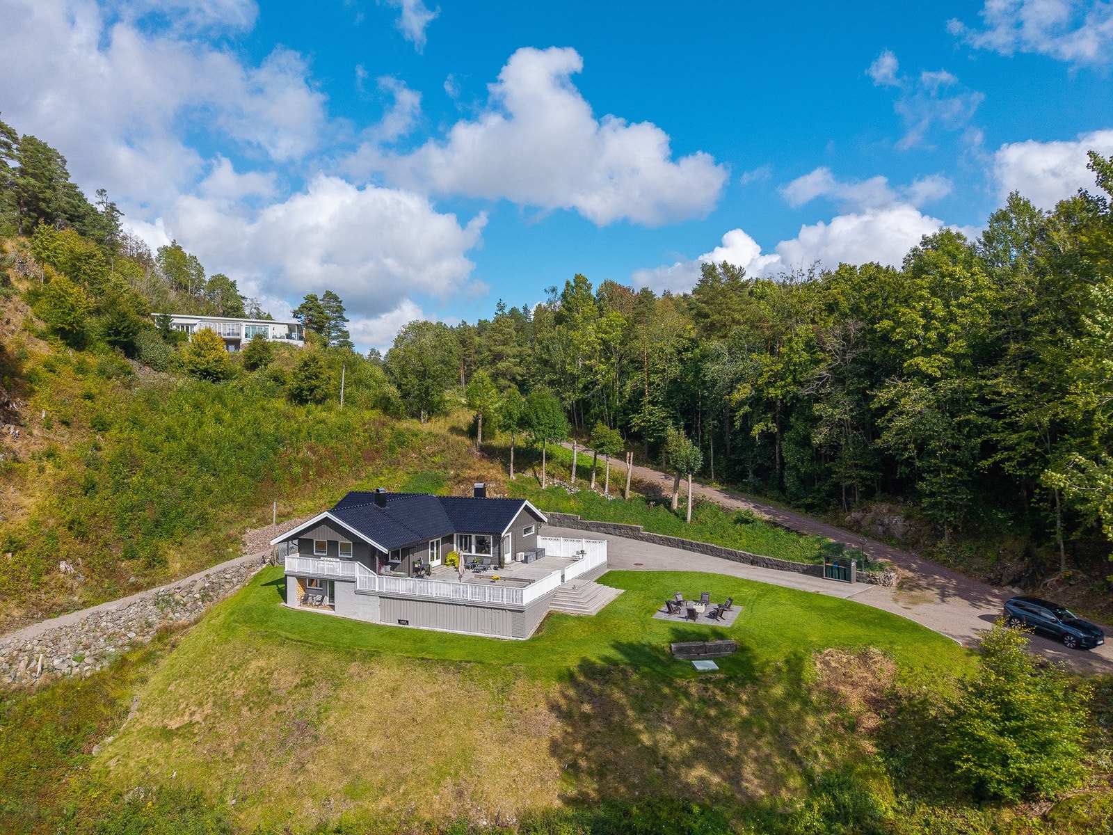 Eget renseanlegg fra 2022. Vann fra egen brønn som er lokalisert hos nabo og deles med nabo. Galleribilde