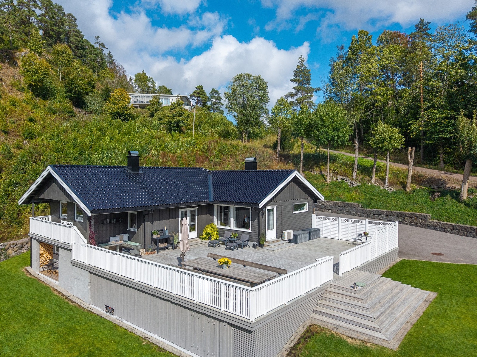 Velkommen til denne romslige og påkostede eneboligen som kombinerer en sentral beliggenhet med landlig sjarm Galleribilde