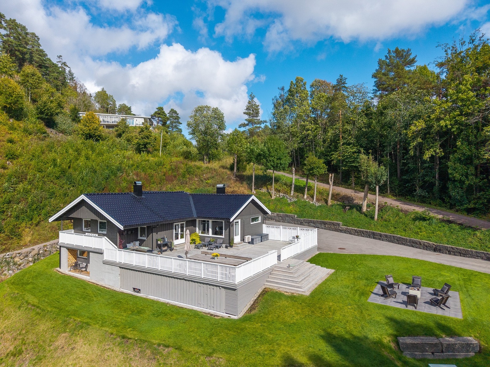 Stor veranda hvor det er plass til hele familien. Galleribilde