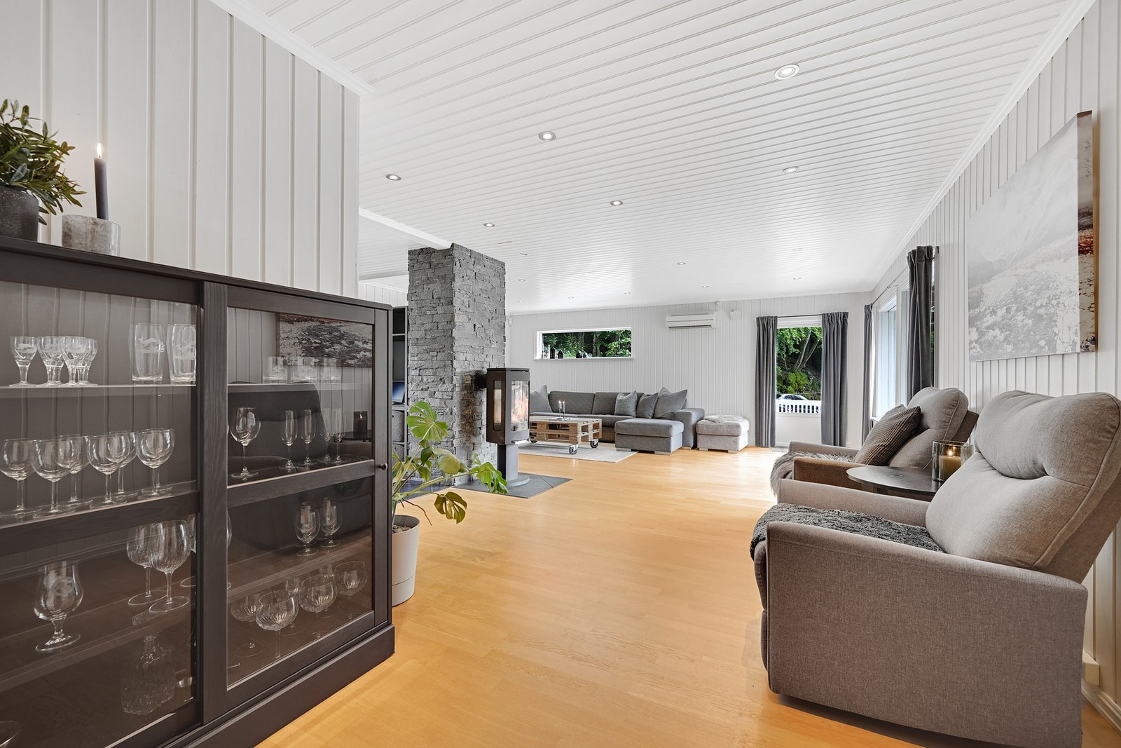 De originale parkettgulvene er slipt ned av et gulvsliper-firma i 2021. Det samme gjelder furugulvet på kjøkkenet. Galleribilde