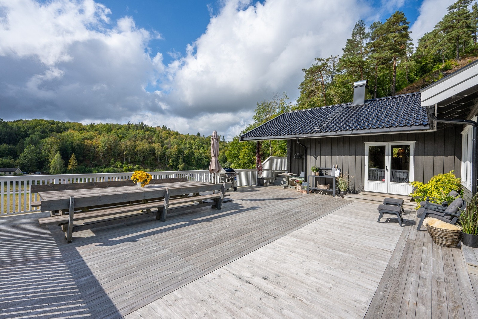Stor veranda med plass for hele familien. Galleribilde
