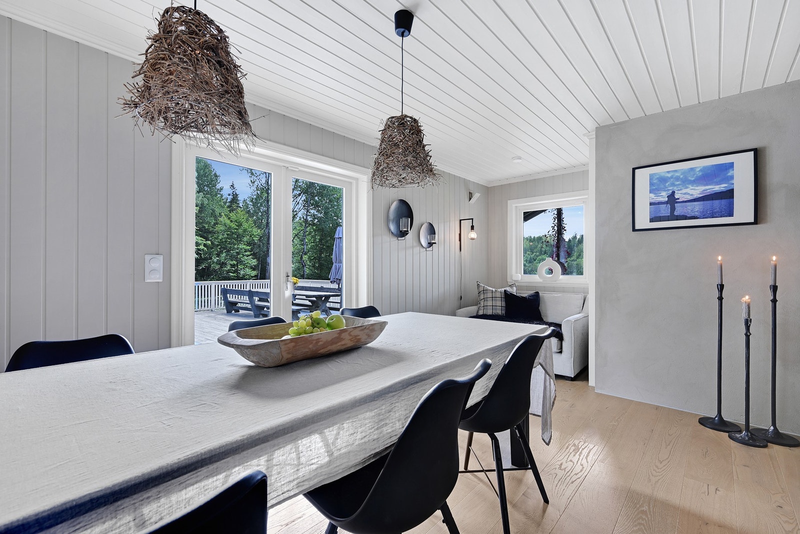 I tilknytning til kjøkkenet finer vi en romslig spisestue med utgang til terrassen. Galleribilde