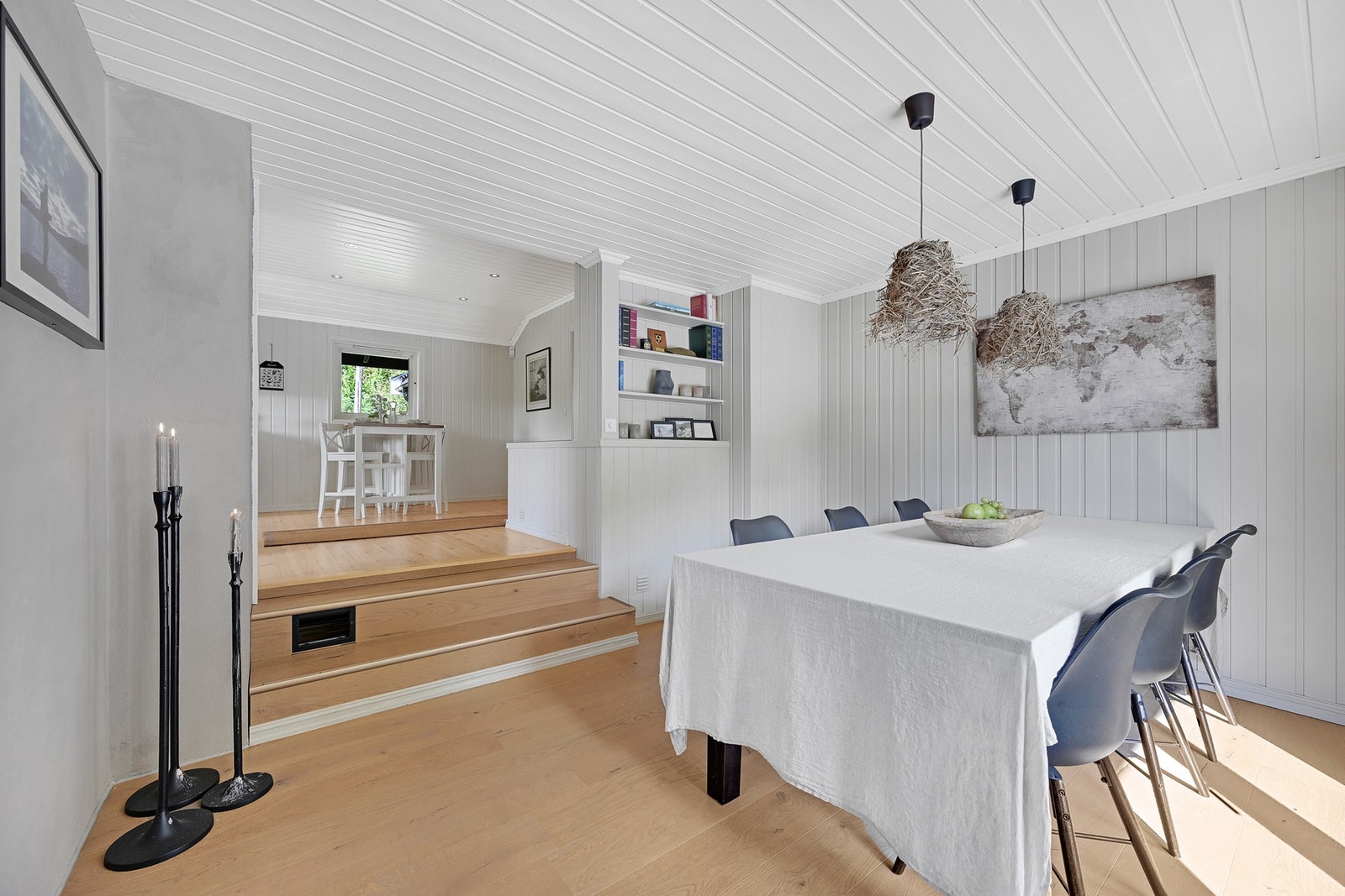 Nytt gulv fra 2021 i spisestuen. Spisestuen er malt og pusset opp i 2021. Galleribilde