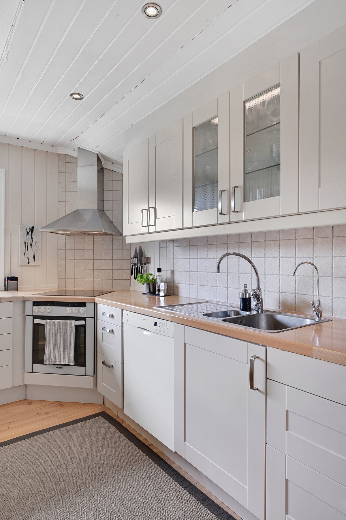 Oppvaskkum i stål med 1-greps blandebatteri og ventilator med avtrekk. Galleribilde