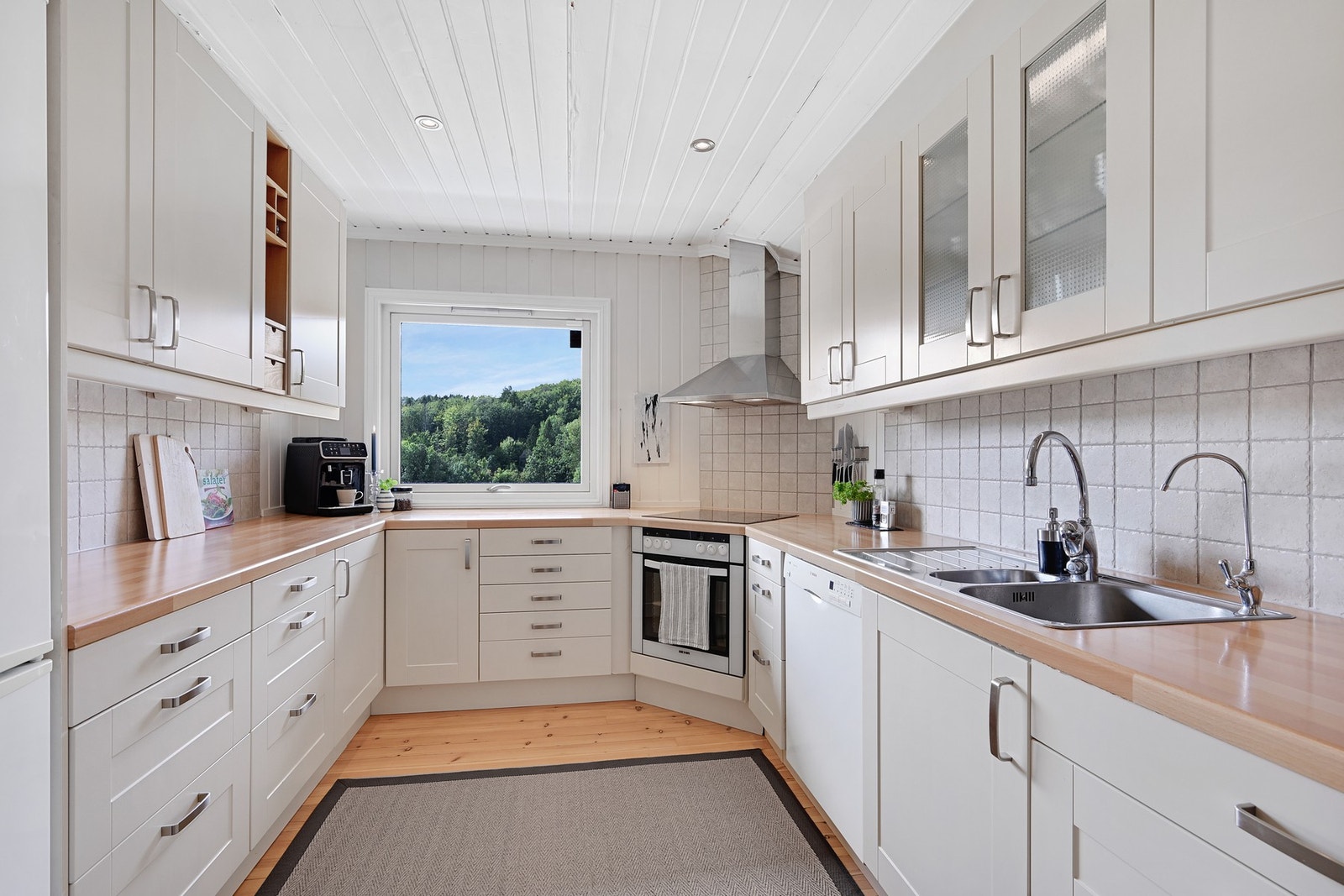 Kjøkkenet er lyst og pent fra 2006. Mye benke- og skapplass. Platetopp fra 2010. Galleribilde