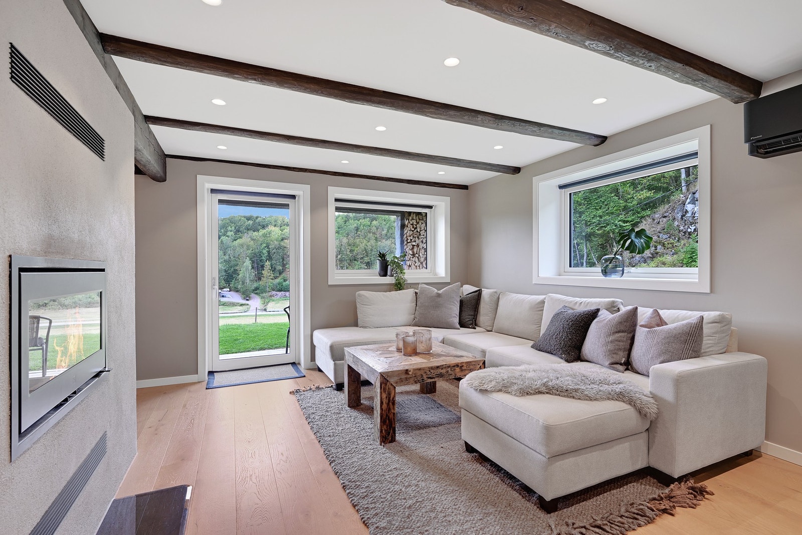 I kjellerstuen er det varmepumpe fra 2021. Galleribilde