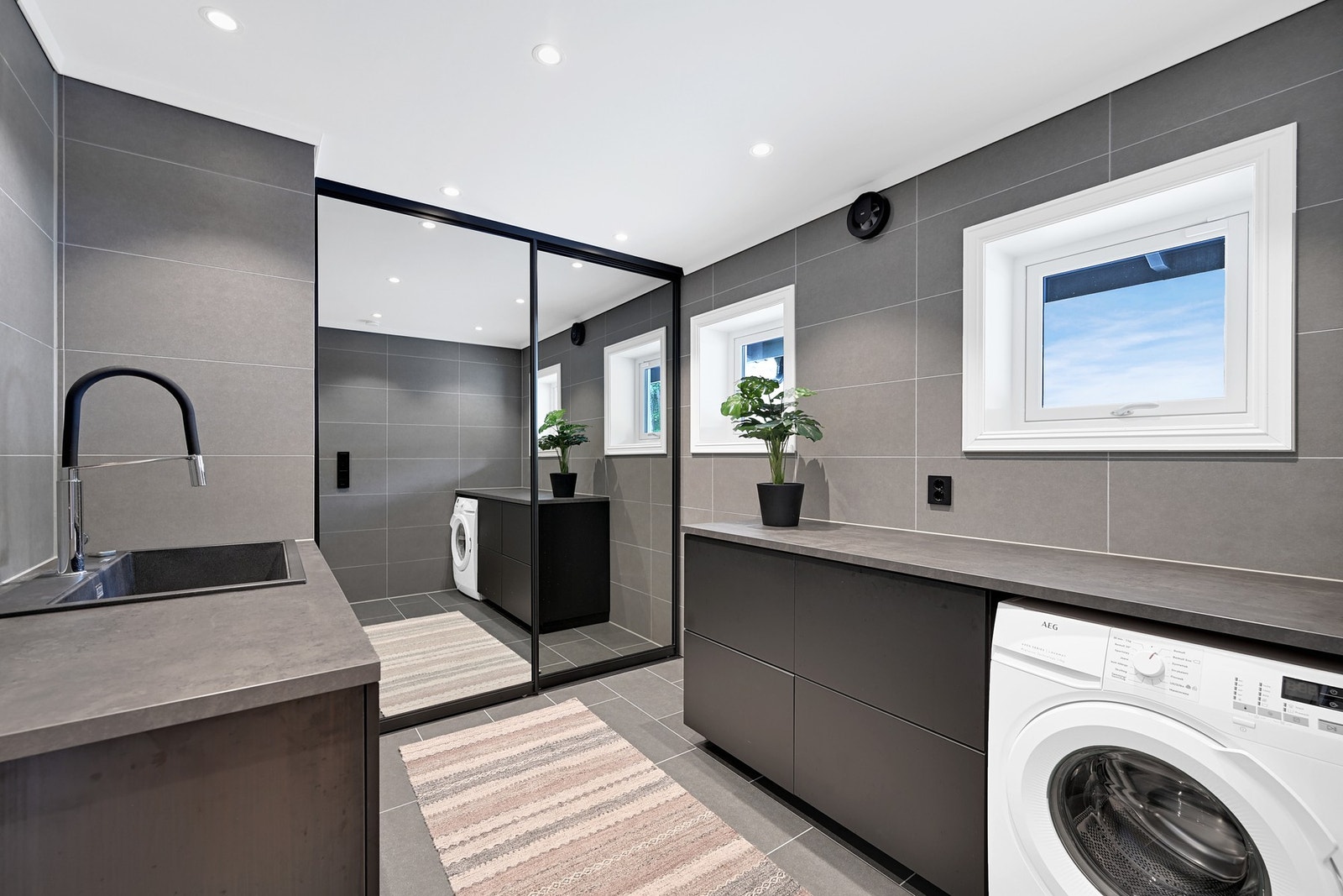 Delikat vaskerom pusset opp i 2021. Ikea-innredning, skyvedørsgarderobe og stor utslagsvask. Galleribilde