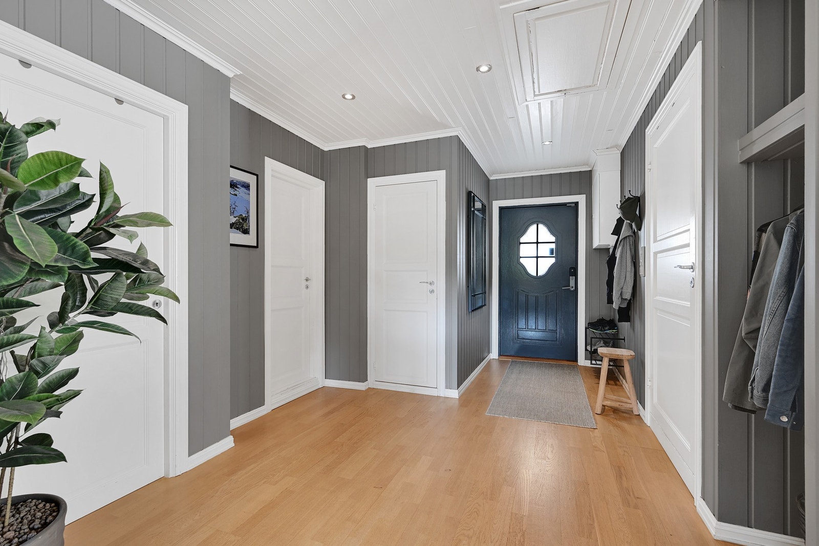 Velkommen inn - her ser vi den romslige hallen. Her er det luke opp til loft som har masse lagringsplass. Loftet er etterisolert med ca. 20 cm isolasjon, gulvlagt og montert lys. Galleribilde