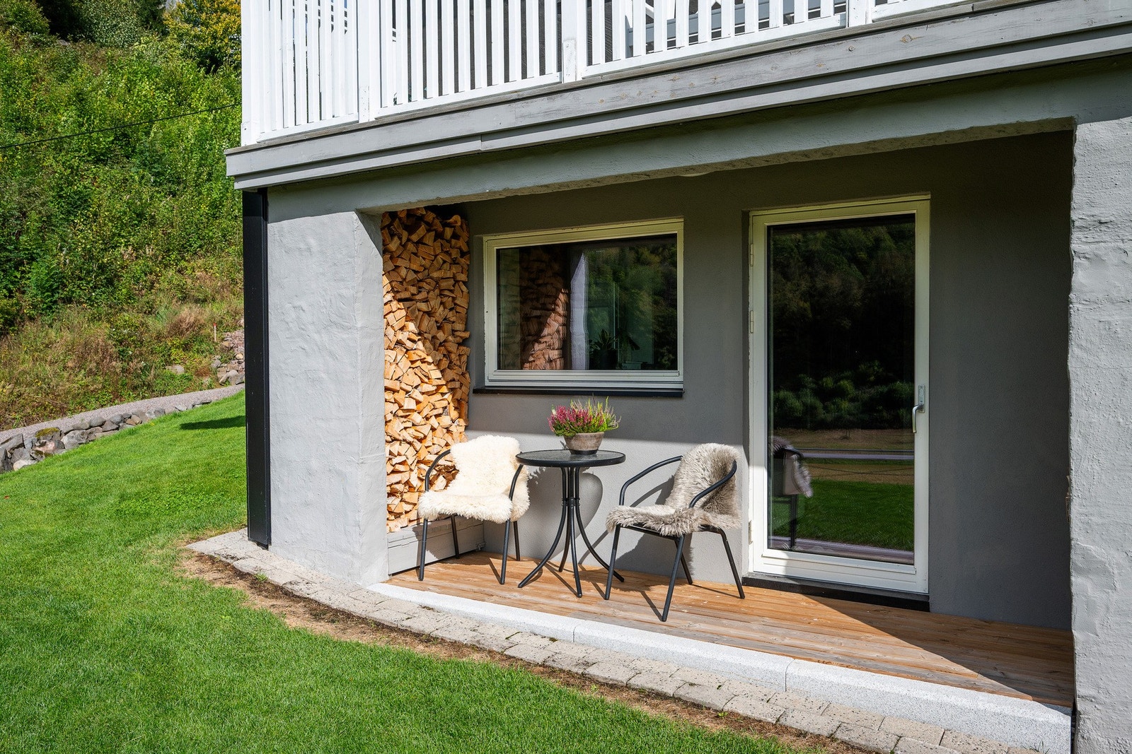 Uteplassen i tilknytning til kjellerstuen byr også på god plass for vedlagring. Galleribilde