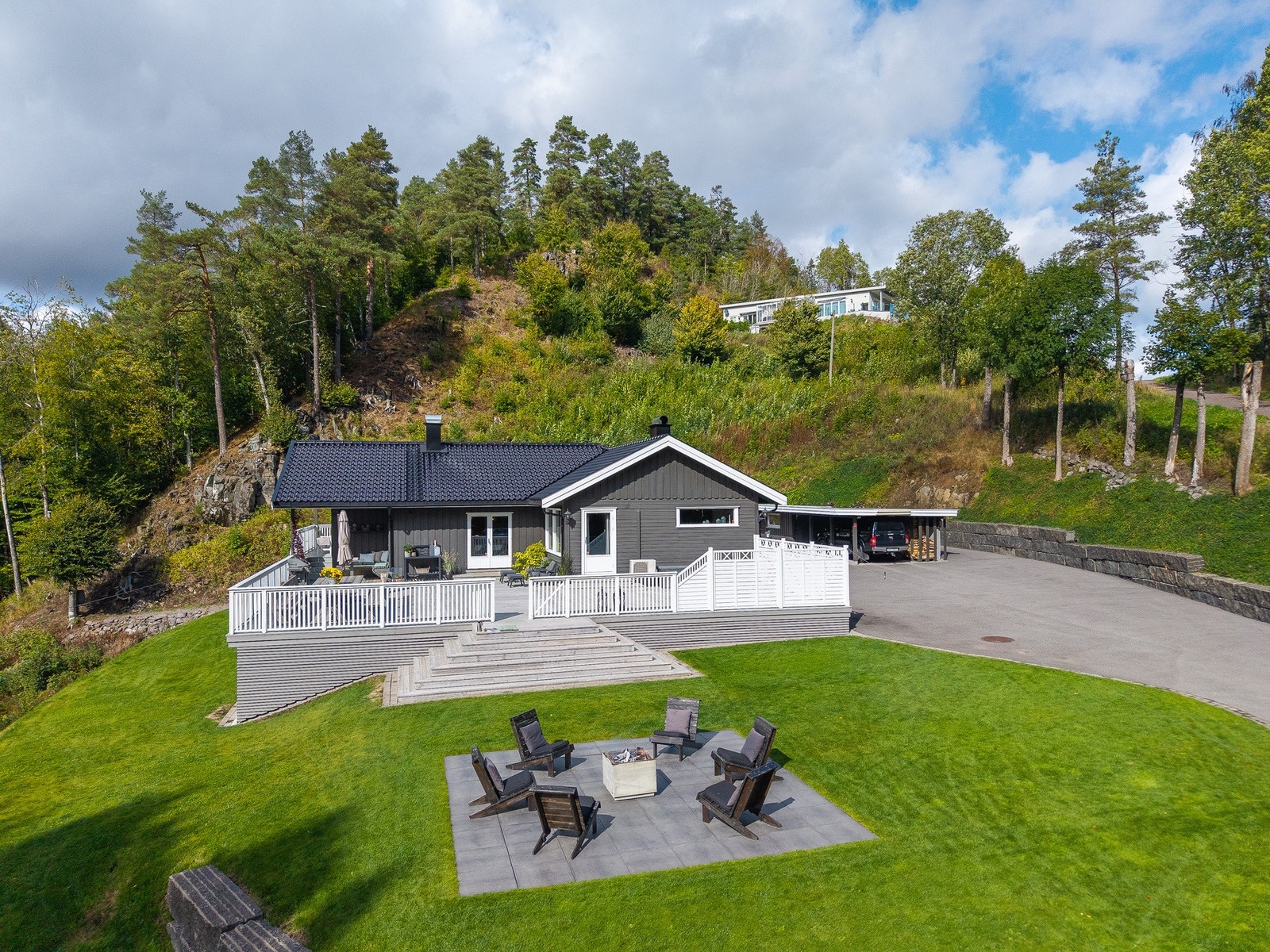 Usjenert uteplass og fredelig omgivelser. Galleribilde