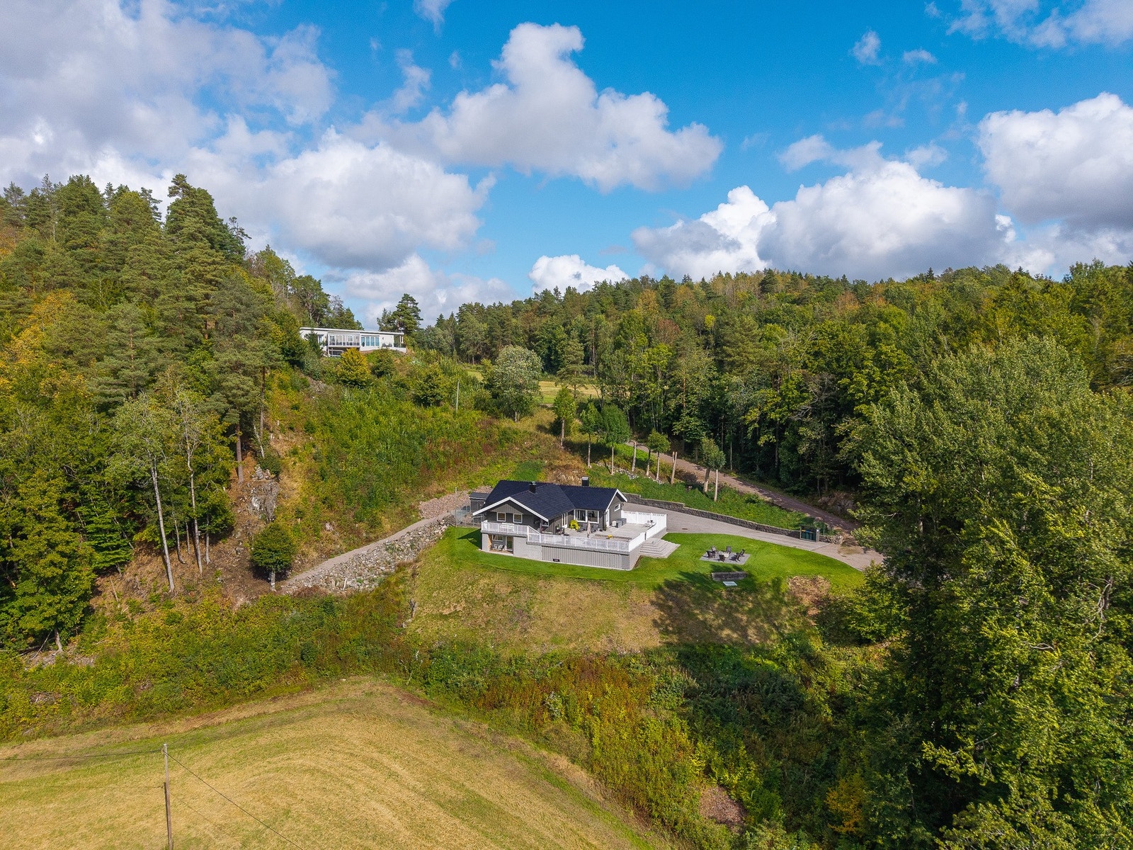 Det er drenert og påkostet mye ute de siste årene med både asfalt, larvikitt-støttemur, ferdigplen mm. Ca. 400 kvadrat med ferdigplen og ca. 500 kvadrat med asfalt. Galleribilde